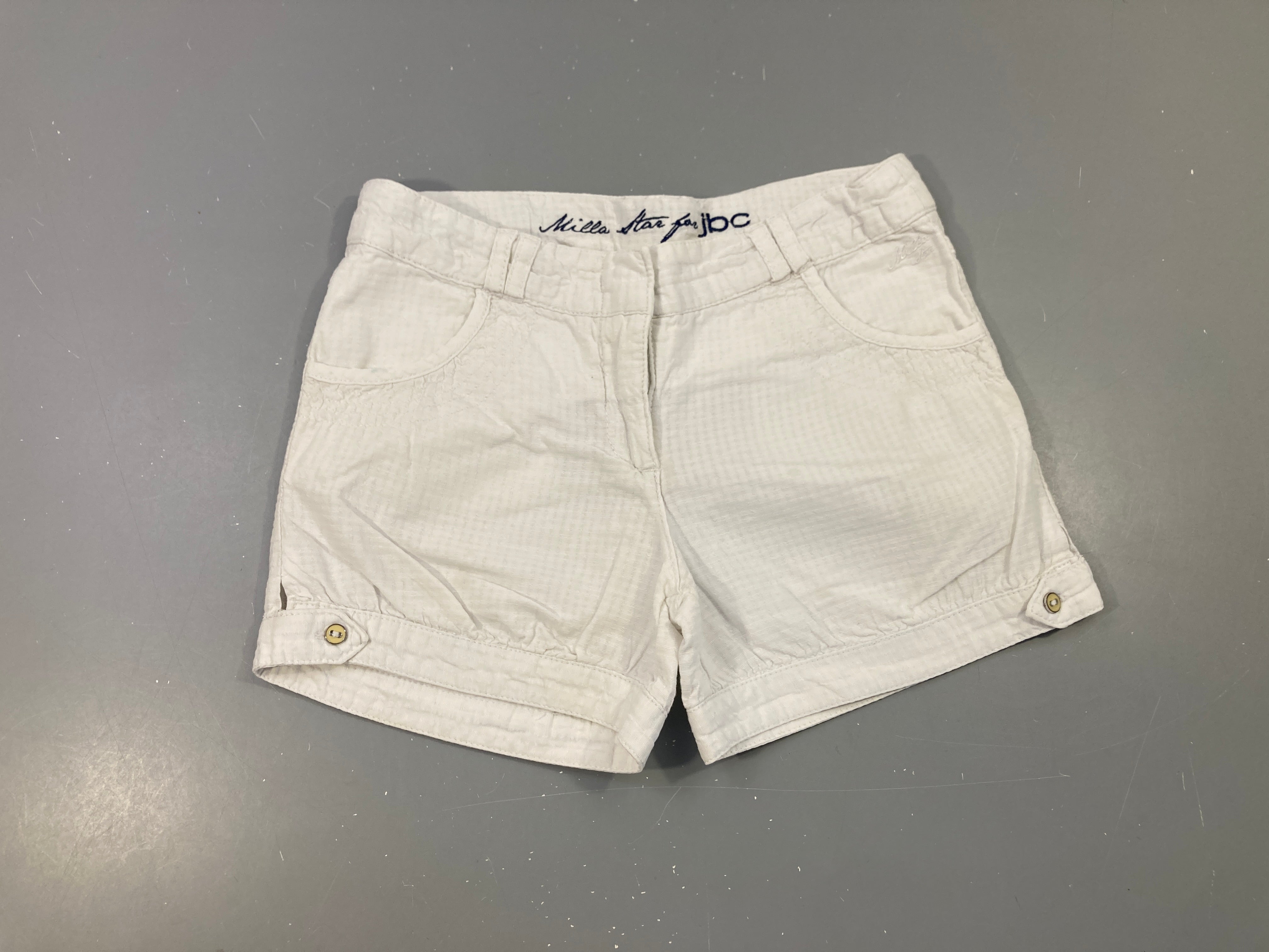 Short blanc texturé boutons cuisses
