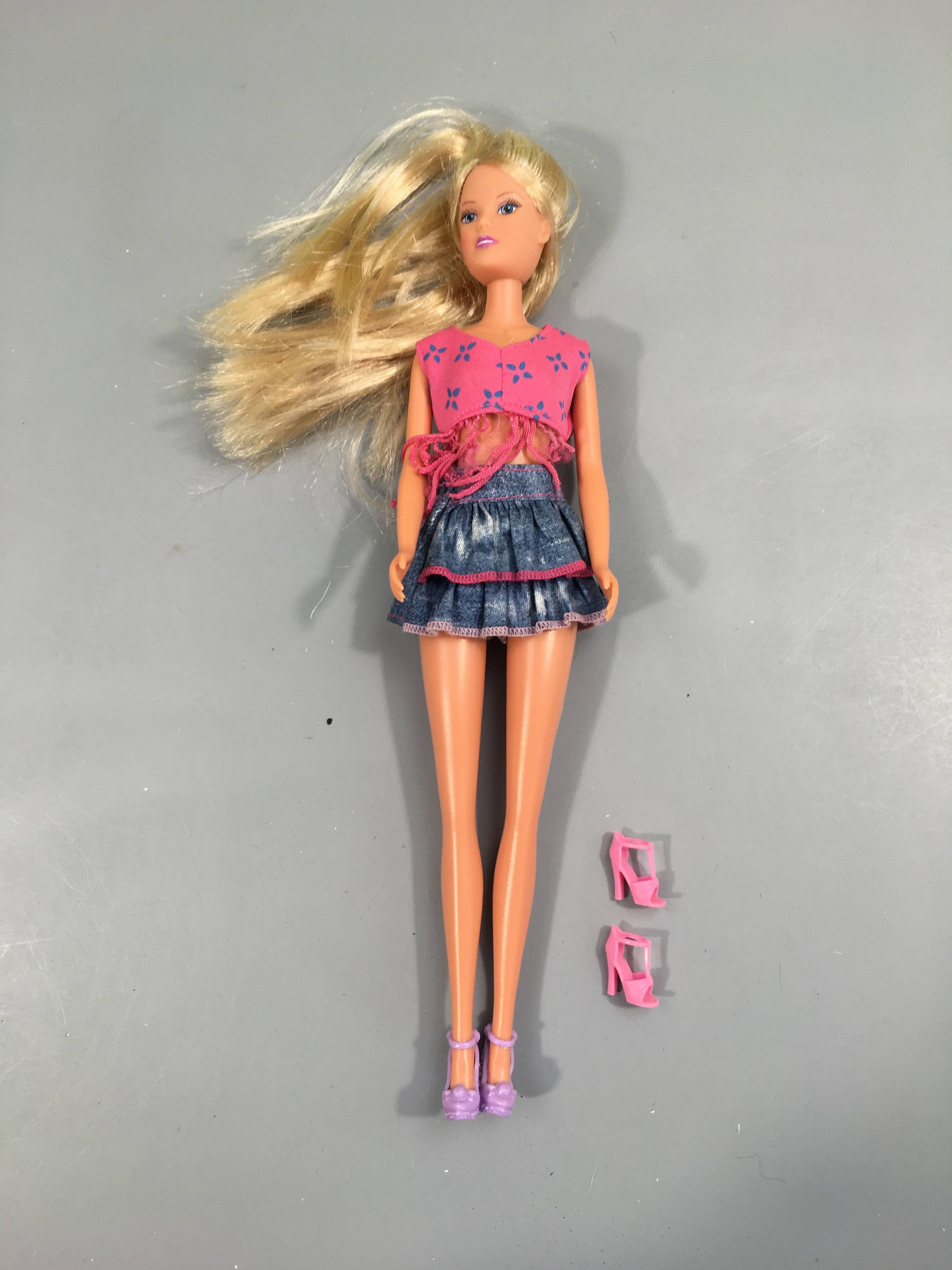 Poupée mannequin jupe jean  - chaussures rose/mauve