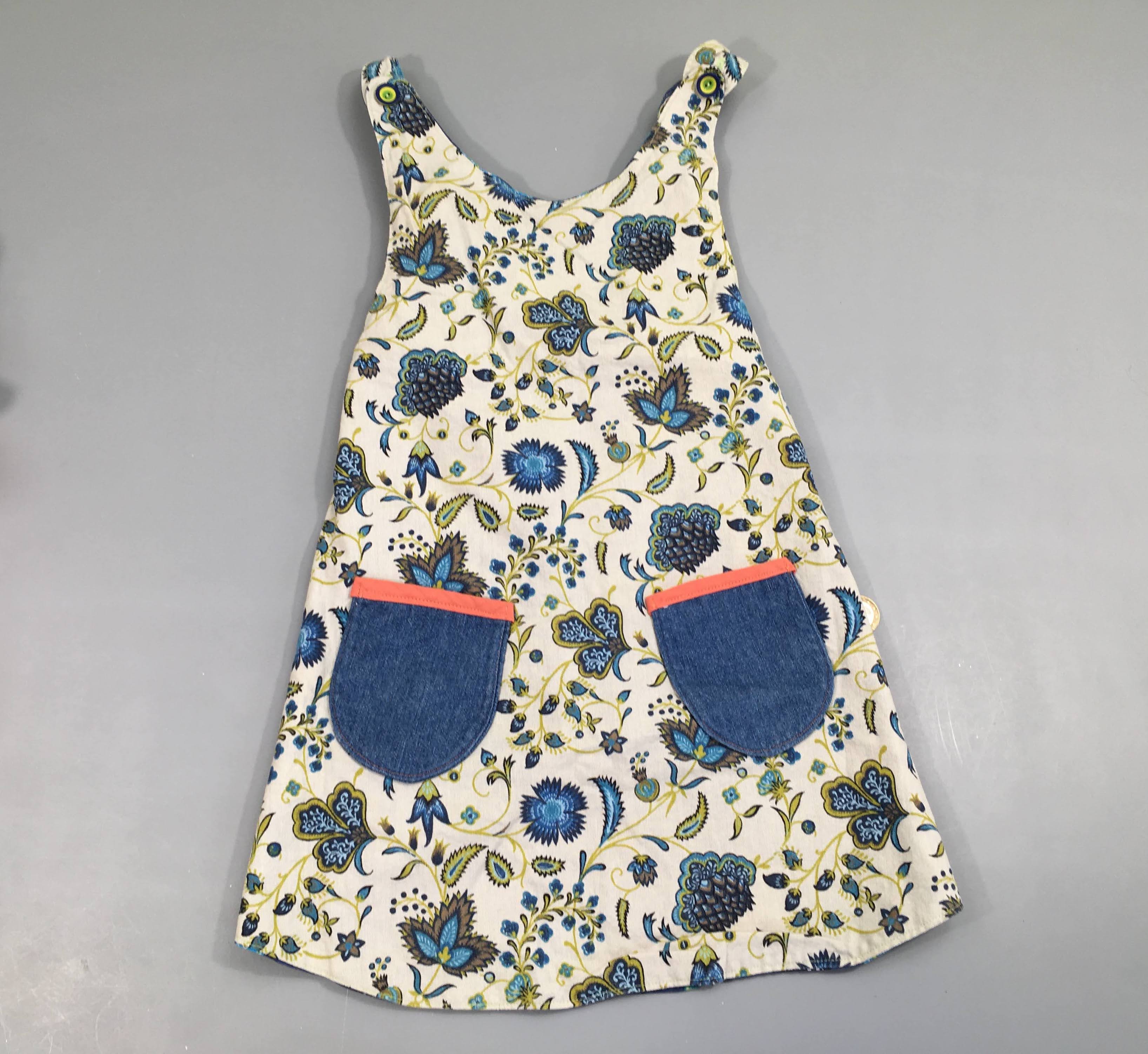 Robe tablier réversible blanc/bleu fleurs