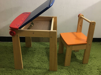 Bureau/table à dessiner (enrouleur à papier sous le bureau) en bois bleu/rouge chiffres + chaise abimée au niveau du dossier