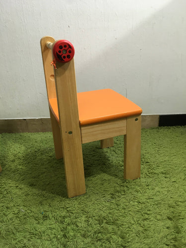 Bureau/table à dessiner (enrouleur à papier sous le bureau) en bois bleu/rouge chiffres + chaise abimée au niveau du dossier, moins cher chez Petit Kiwi