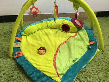 Tapis d'éveil Simon, petite trou recousu, quasiment invisible