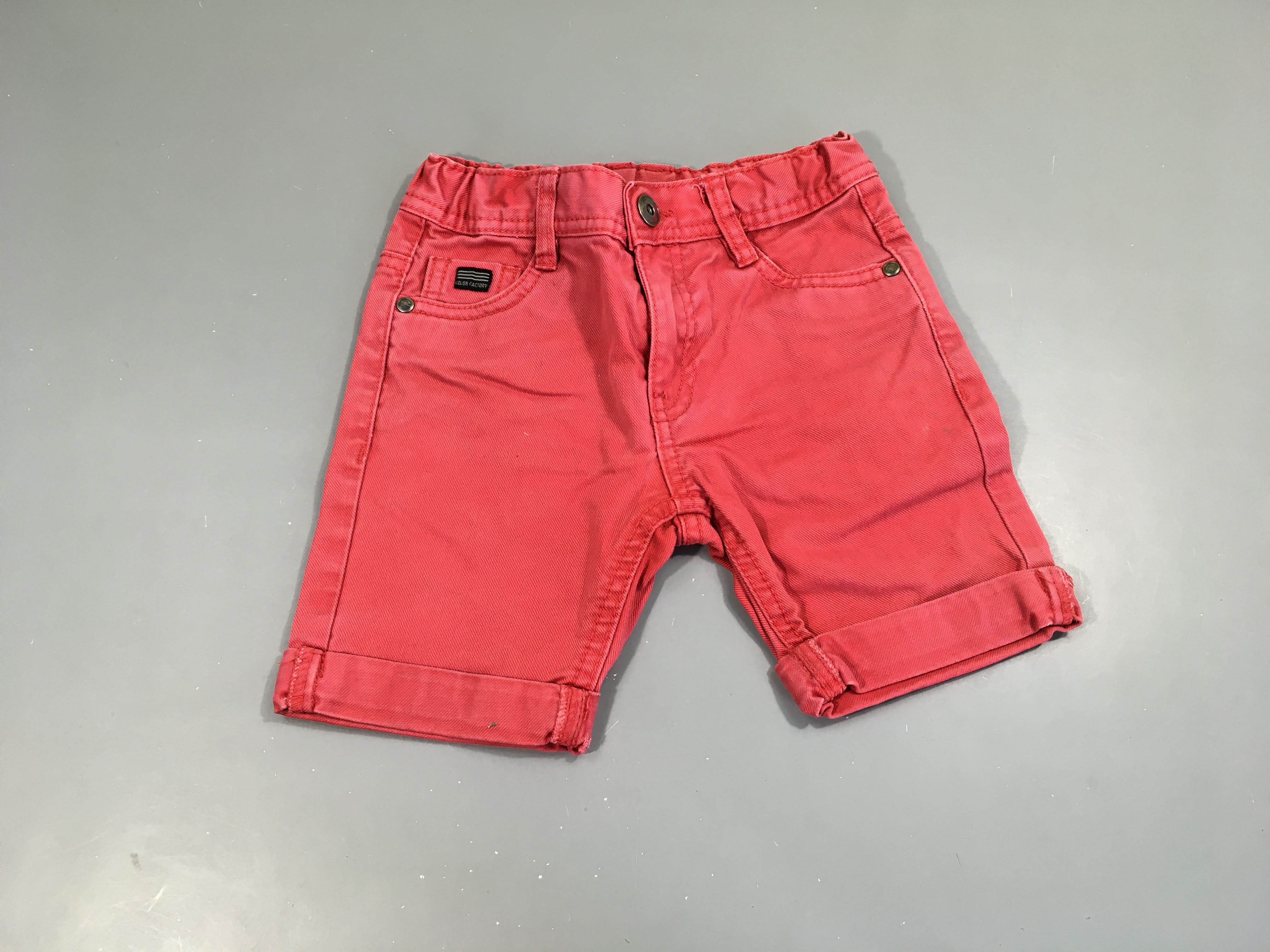 Bermuda rouge effet délavé à revers