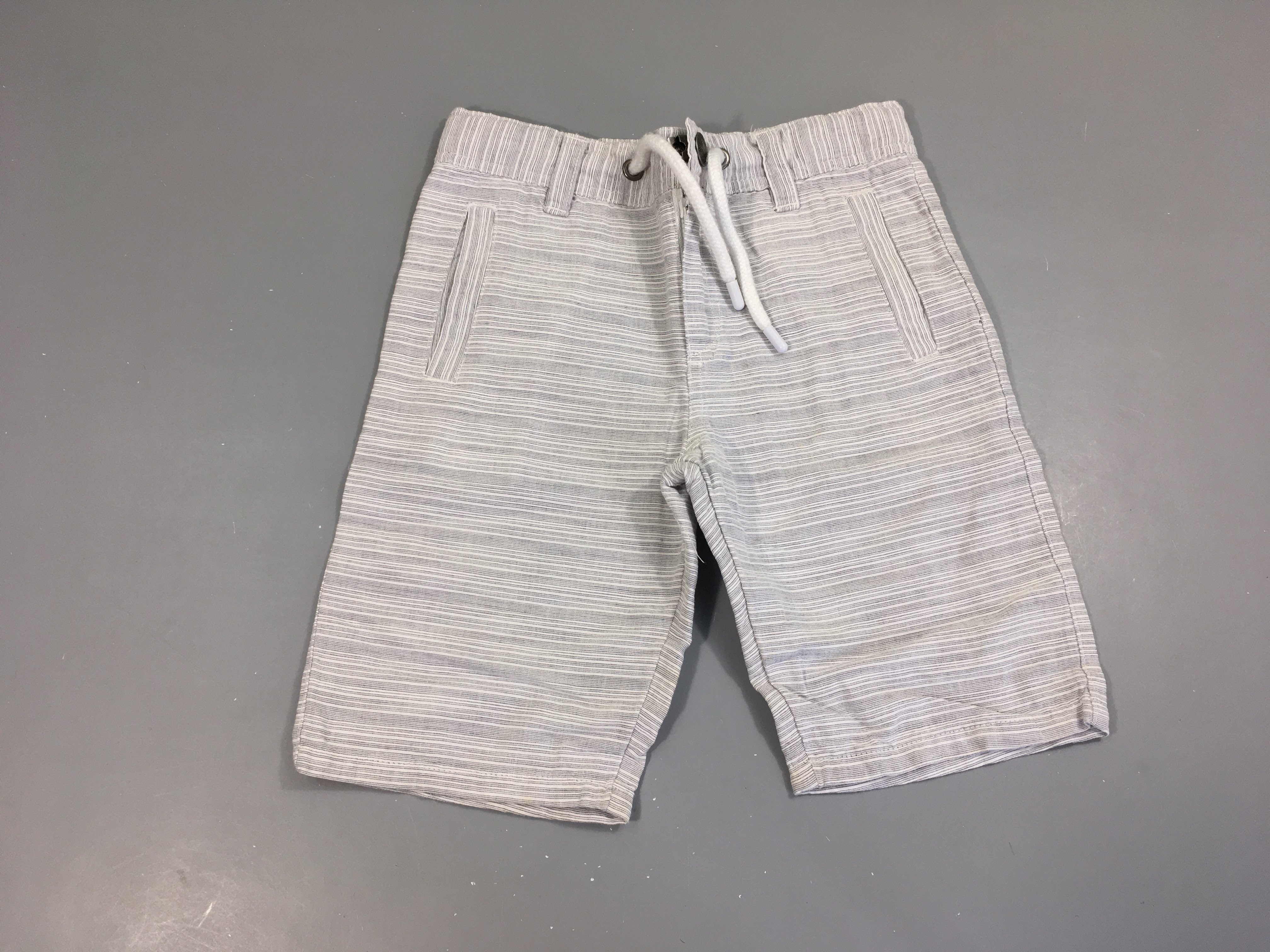 Bermuda texturé bleu clair rayé blanc