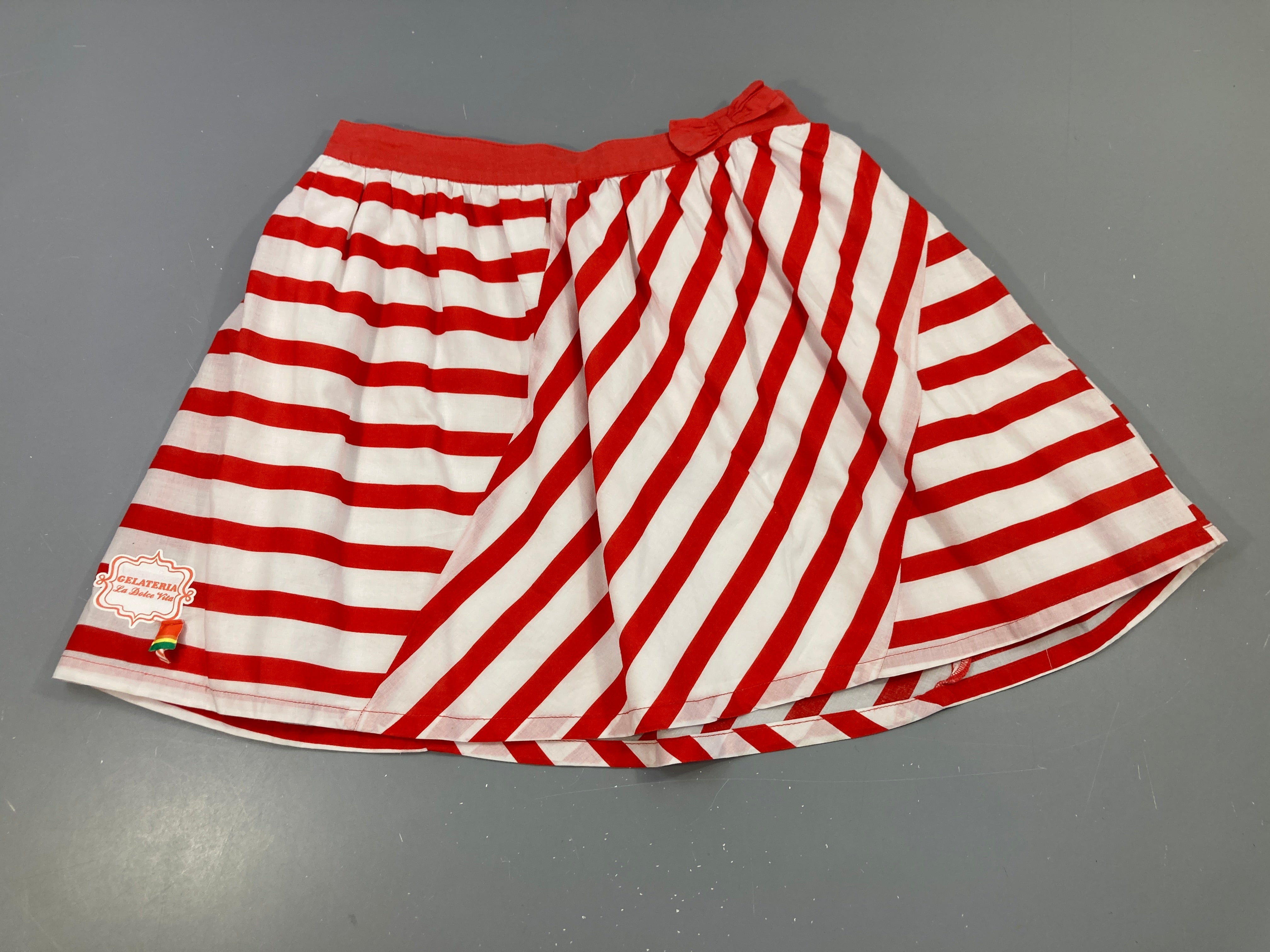 Jupe blanche rayé rouge