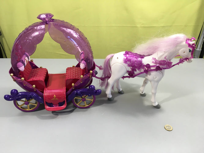 Cheval et carrosse qui avance, taille poupées mannequin, moins cher chez Petit Kiwi