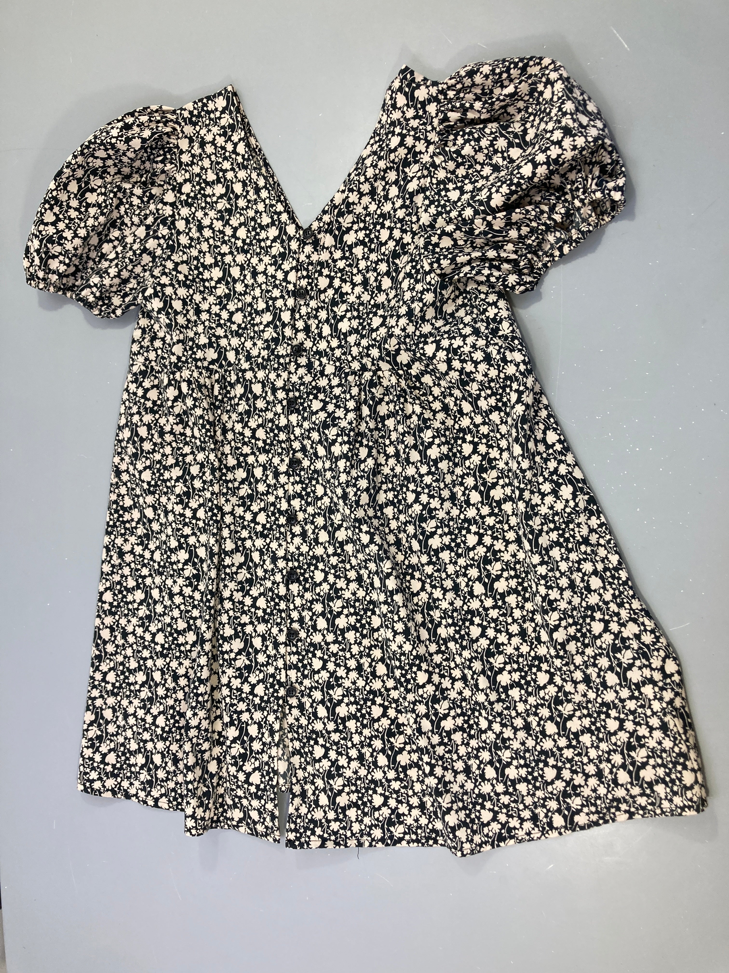 Robe m.c anthracite boutonnée à l'avant fleurie beige
