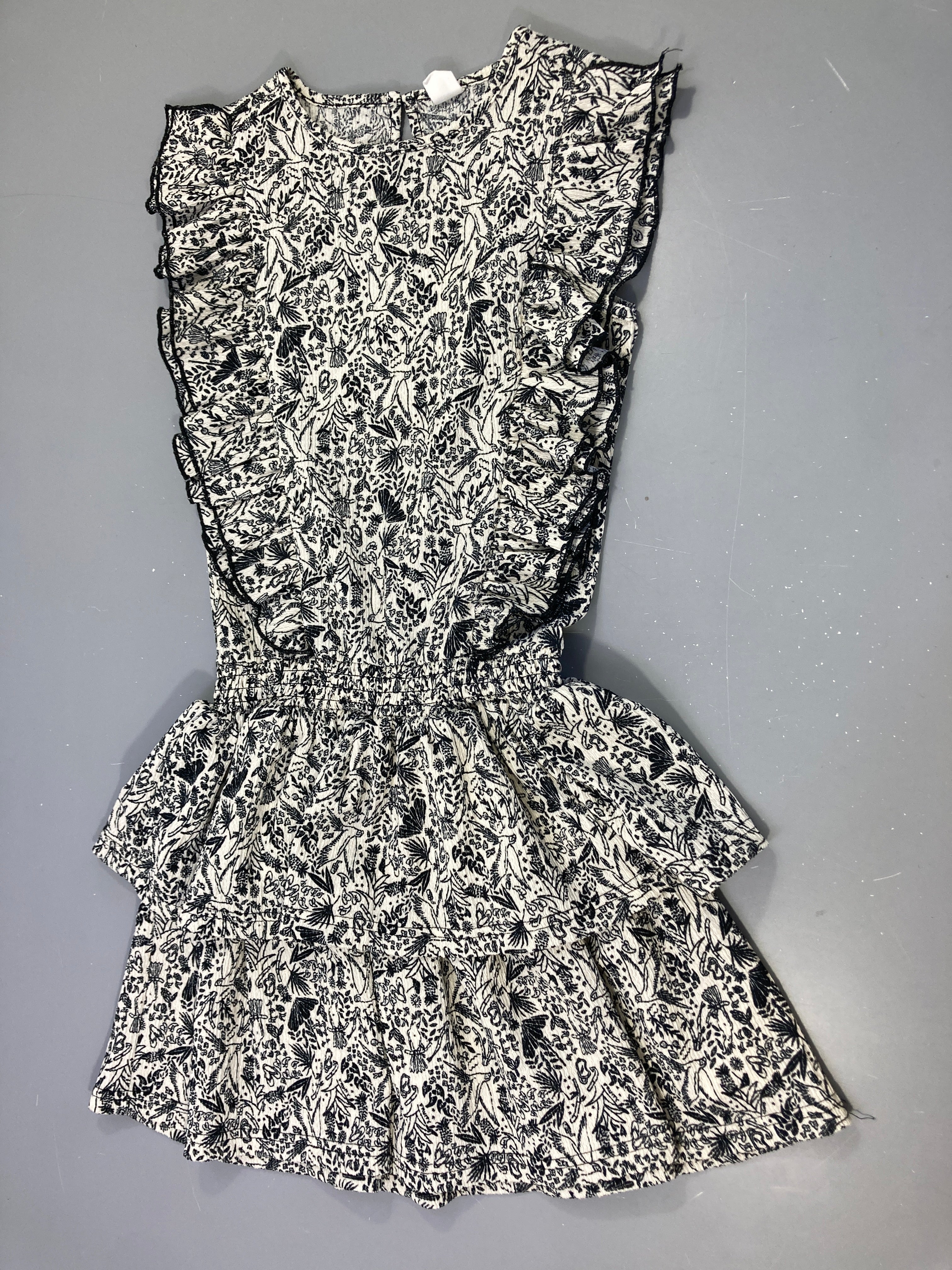 Robe m.c écru texturé froufrou et motifs noirs B.Nosy