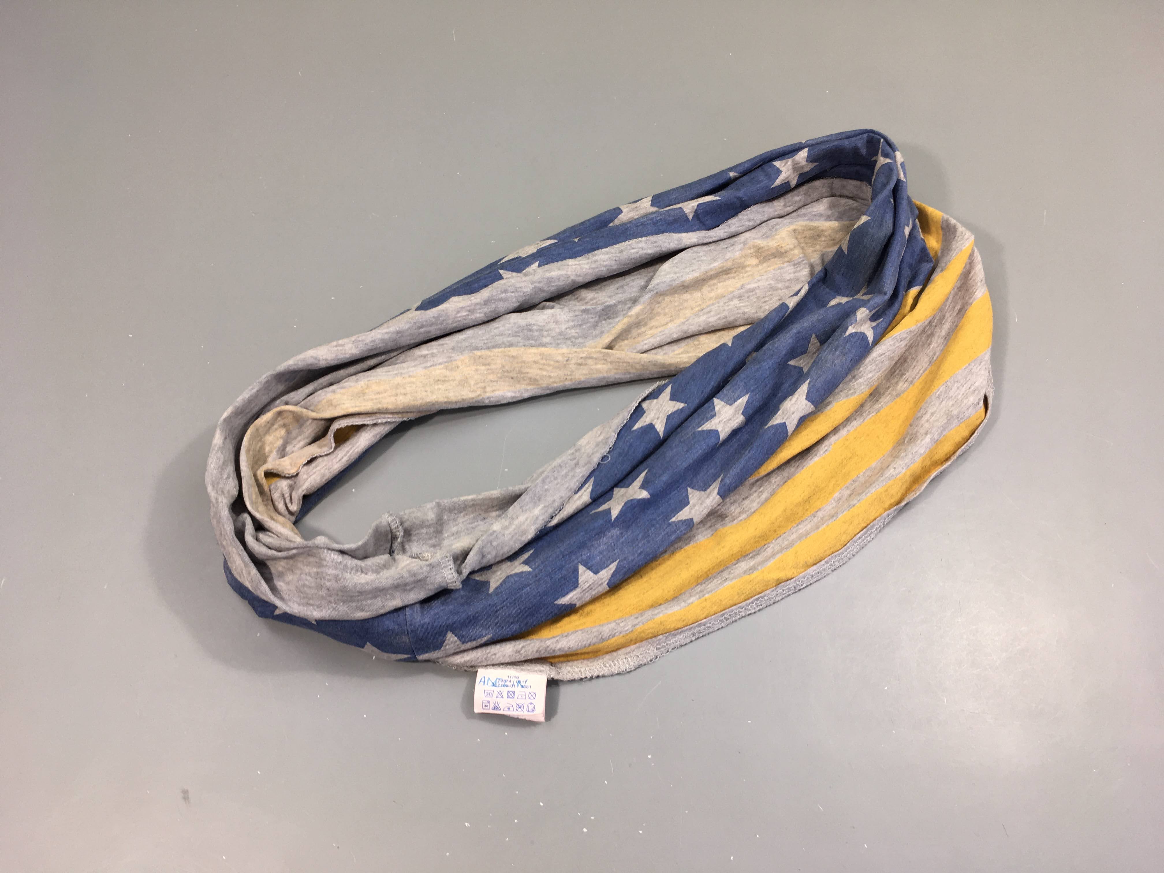 Grand tour de cou jersey gris rayé jaun-bleu étoiles