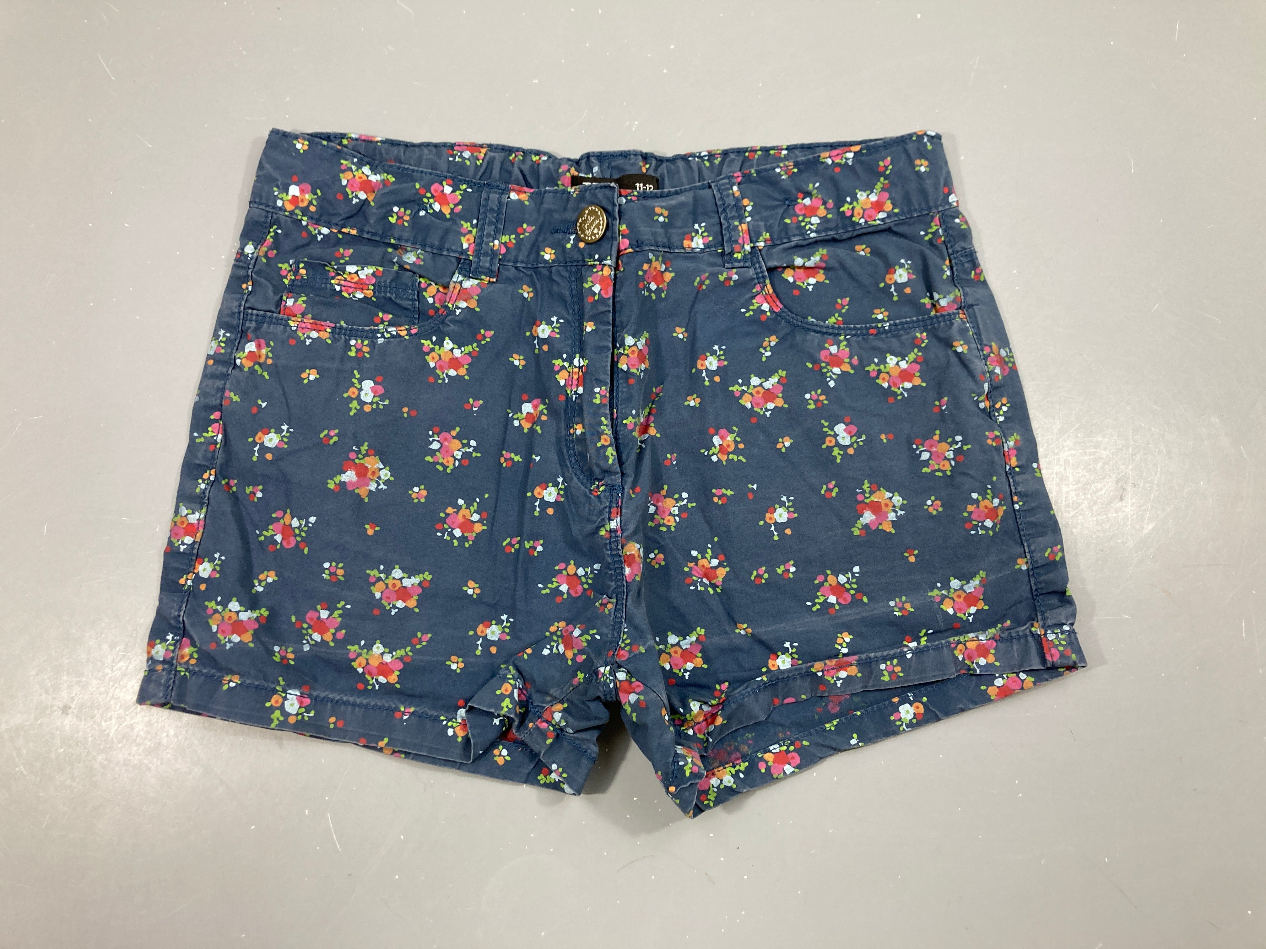Short à revers bleu fleuri