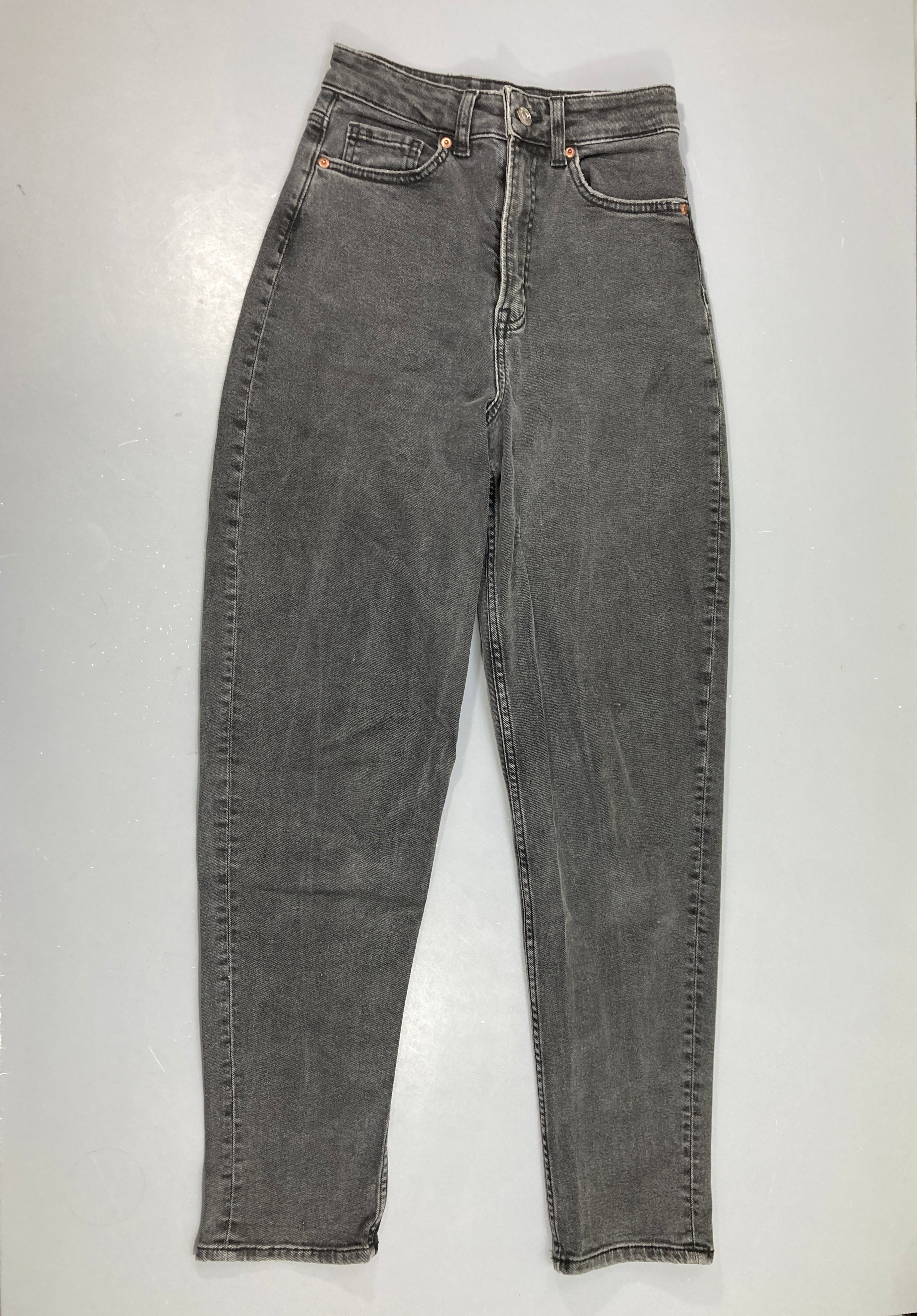 Jeans gris foncé Mom zippé bas 34