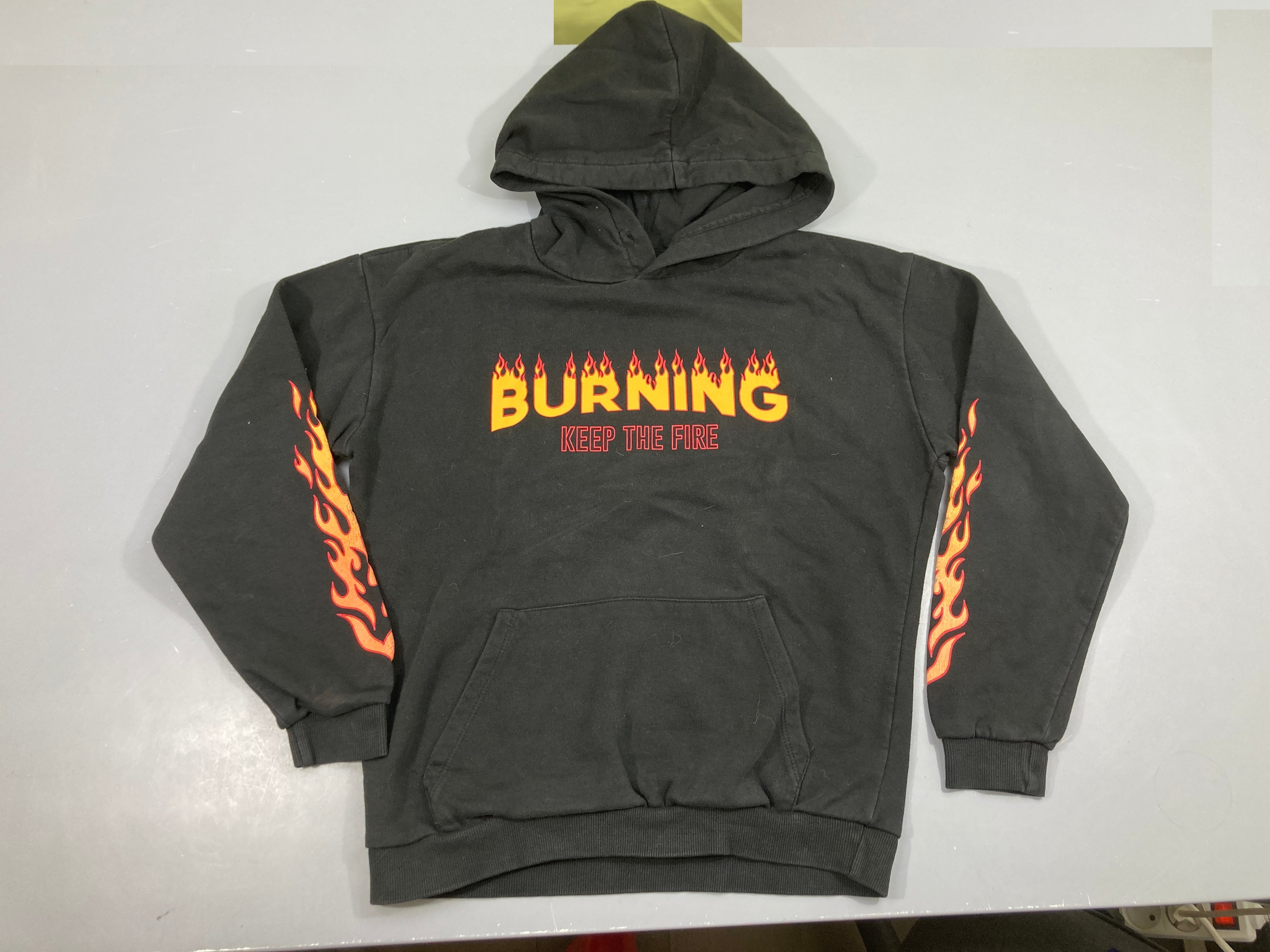 Sweat à capuche noir Burning Jennyfer