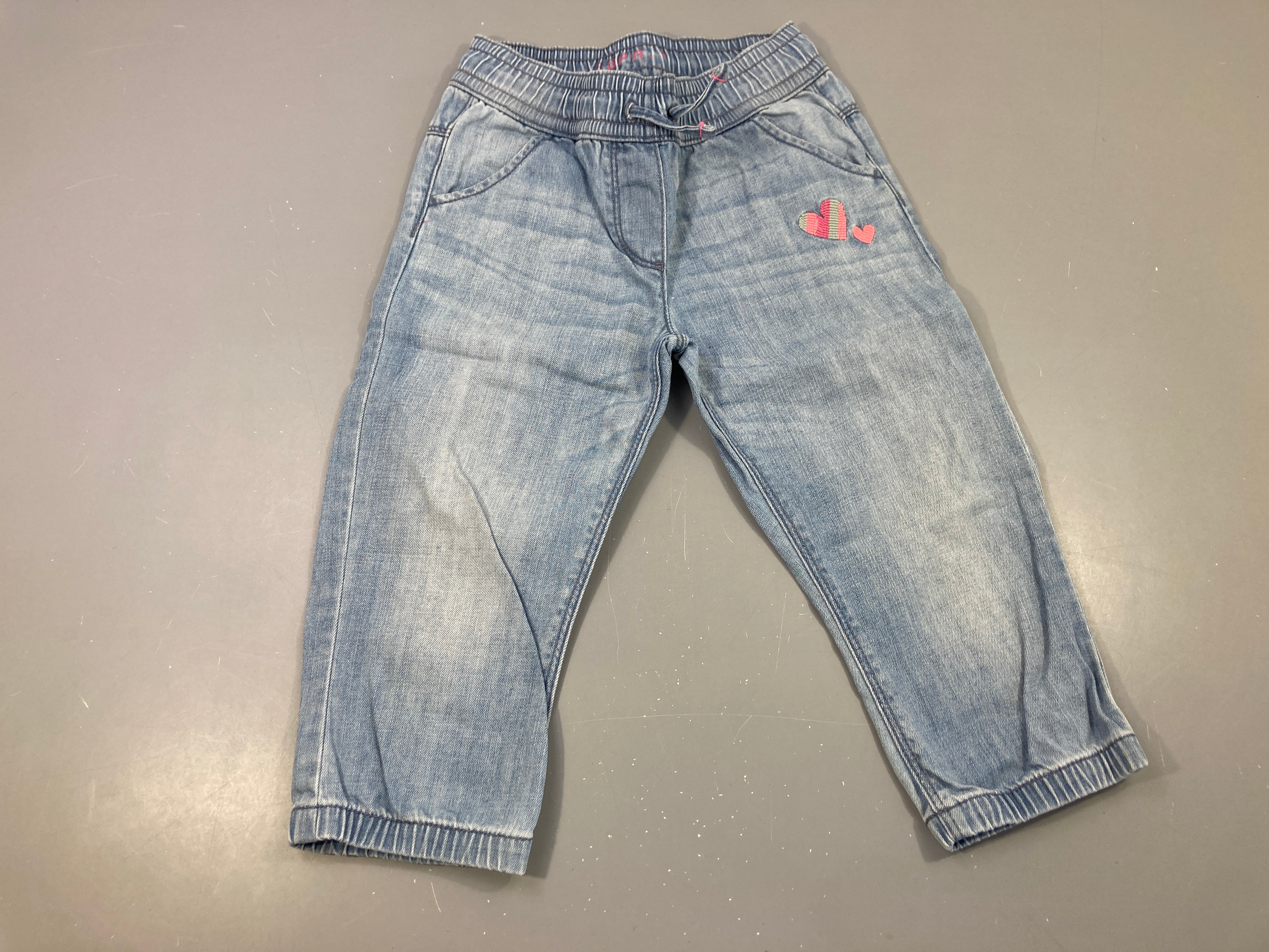 Pantalon corsaire denim coeurs brodés