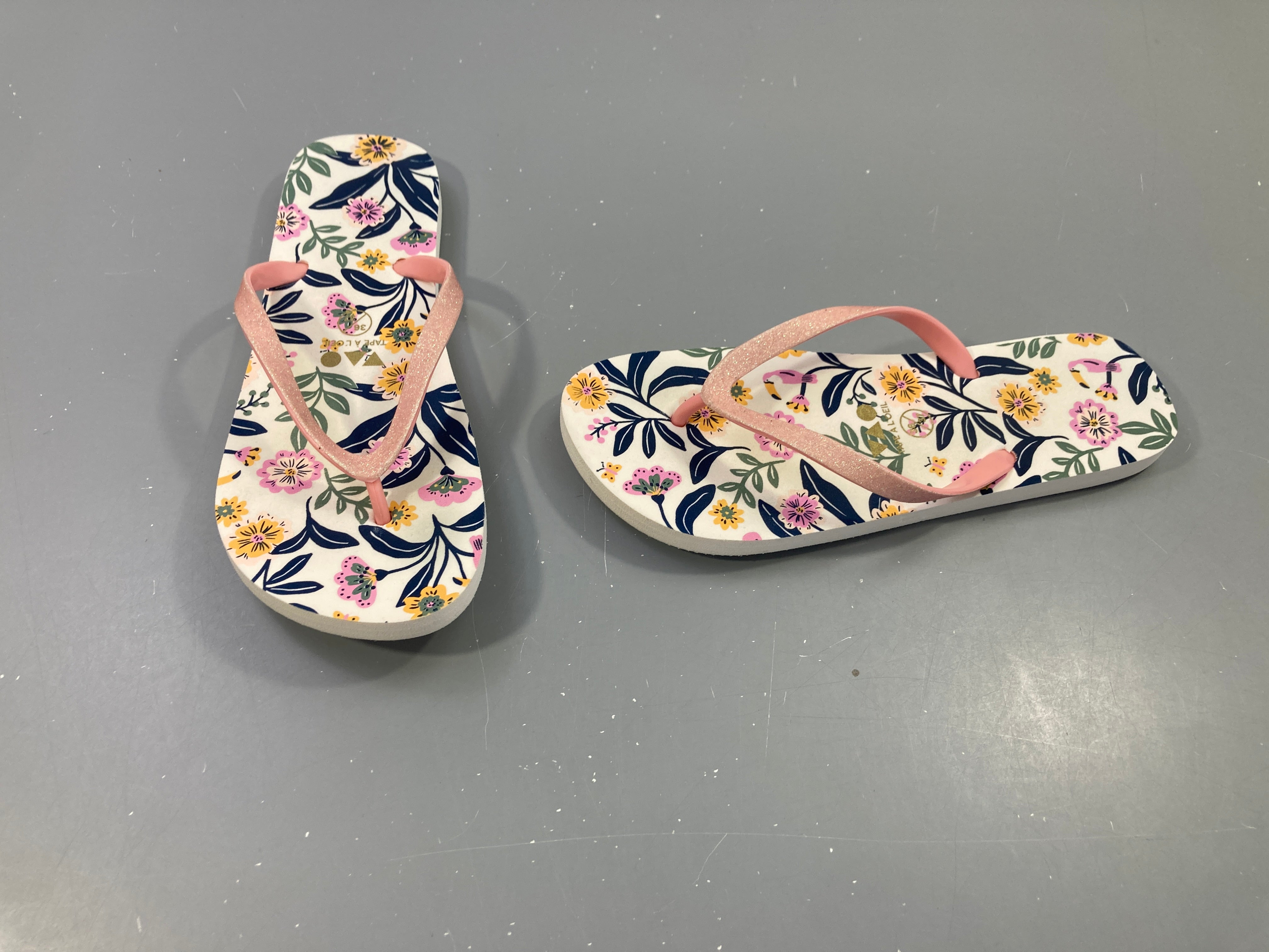 Tongs blanches fleurie roses