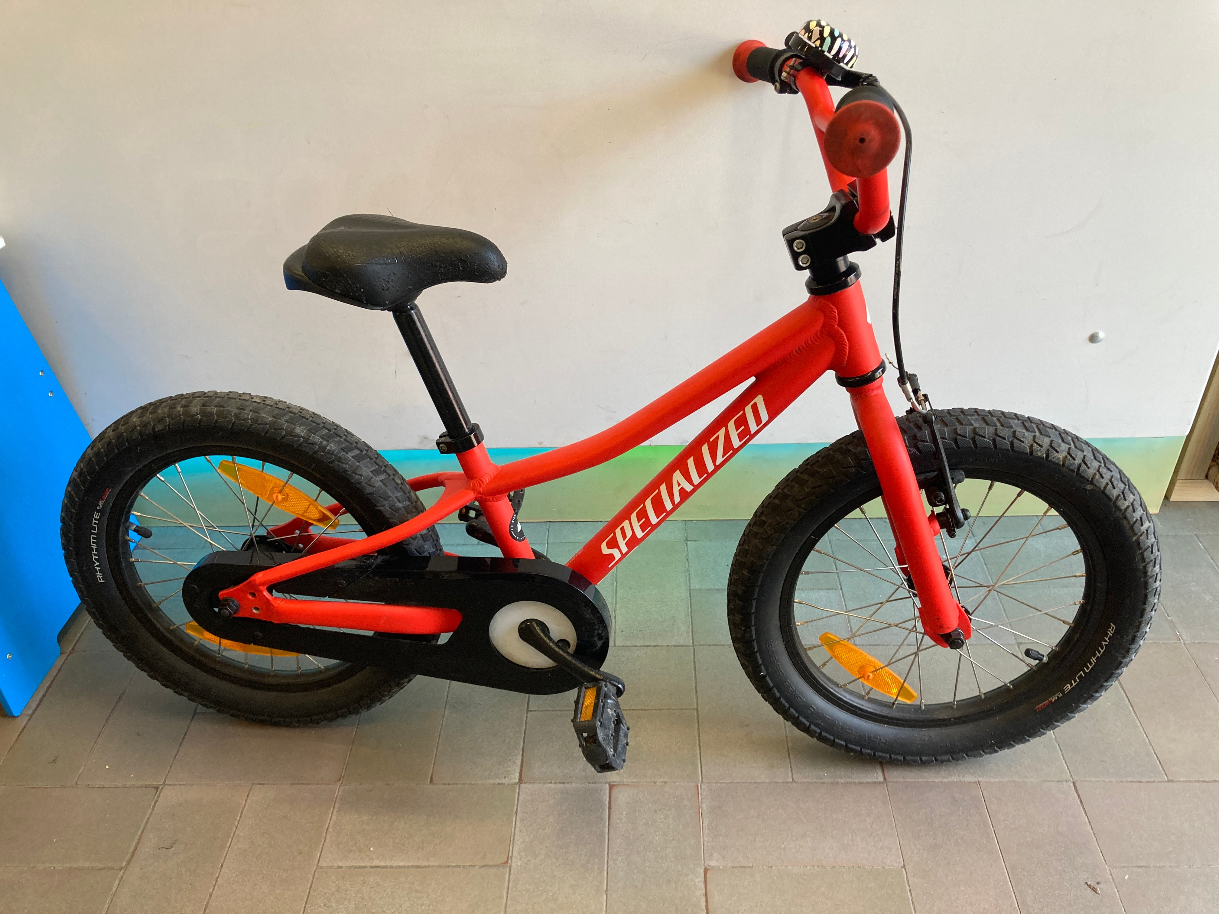 Vélo rouge Specialized Riprock Coaster 16 de 3 à 6a (ou de 95 à 110cm) La selle s'écaille