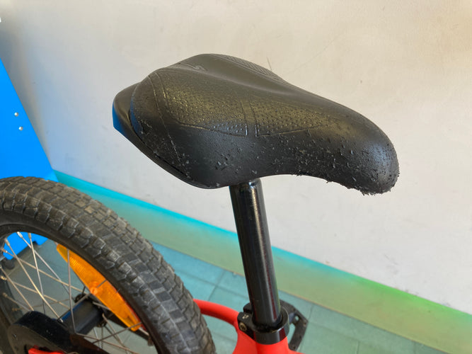 Vélo rouge Specialized Riprock Coaster 16 de 3 à 6a (ou de 95 à 110cm) La selle s'écaille, moins cher chez Petit Kiwi