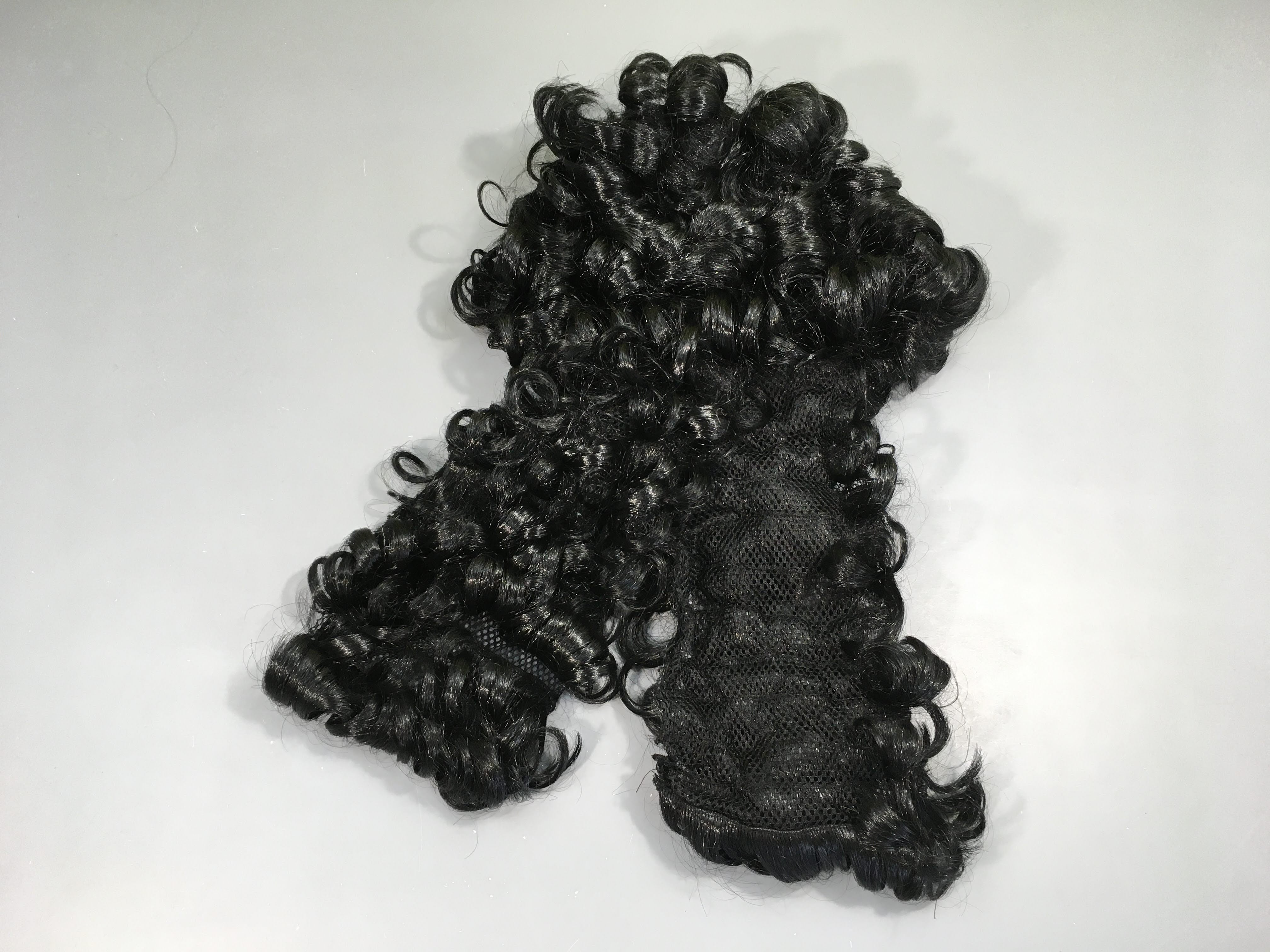 Déguisement perruque longue bouclée noire