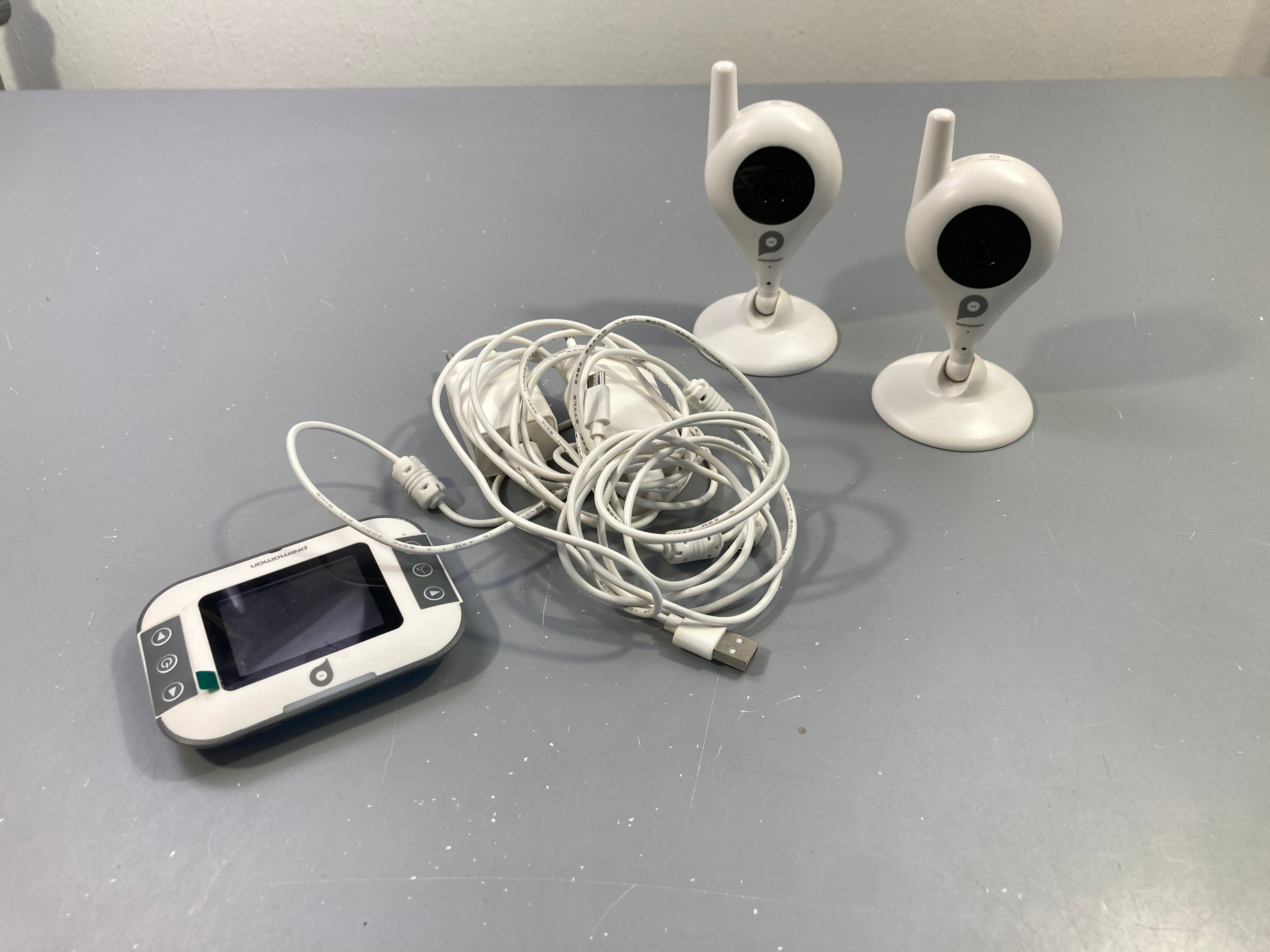 Babyphone vidéo Look Look avec écran couleur 2,4 pouces et 2 caméras. Portée intérieure : 30-50m Portée extérieure : 300m. Fonctionne nécessite d'apparairage