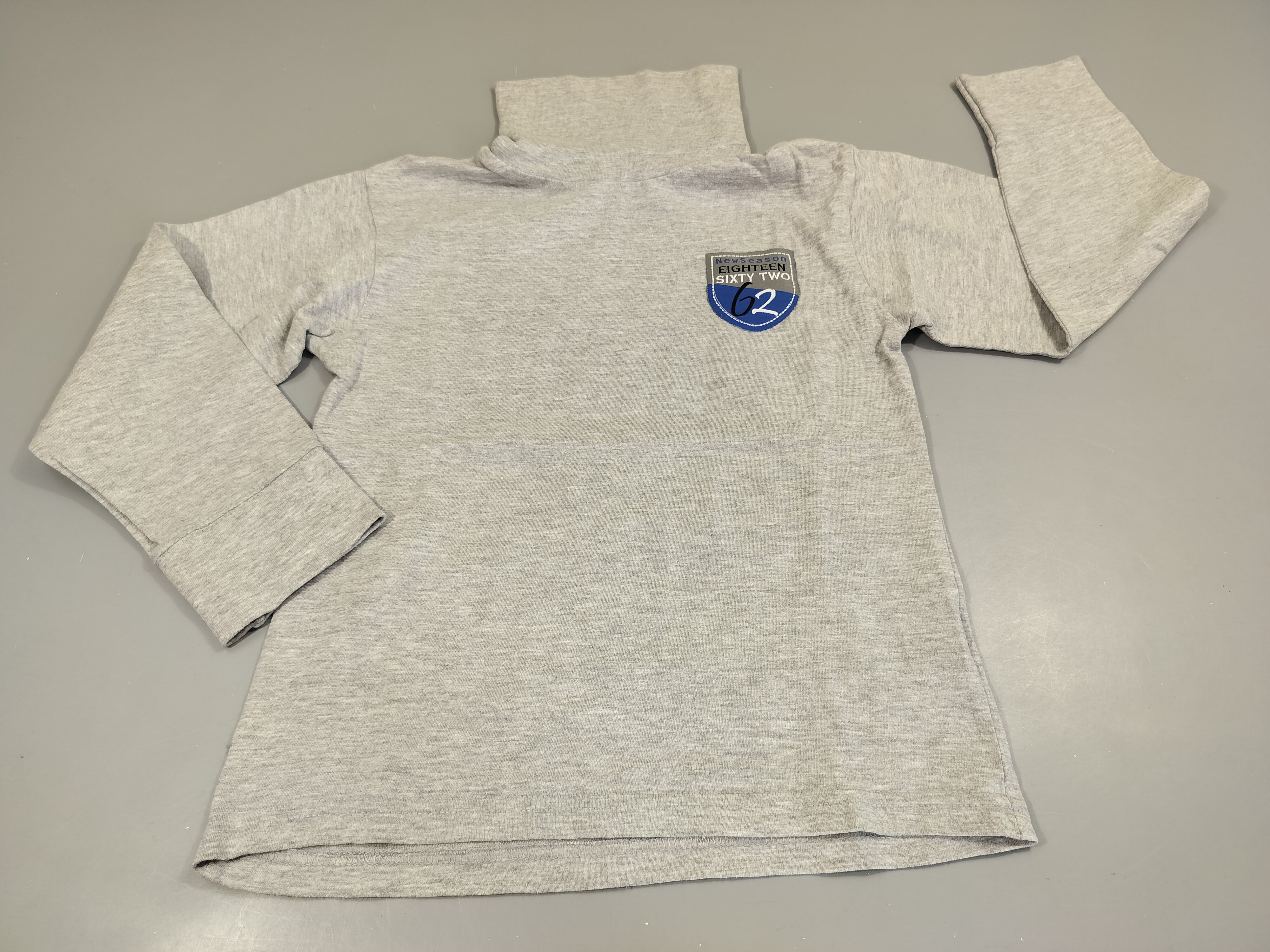 T-shirt m.l col roulé gris flammé, écusson 