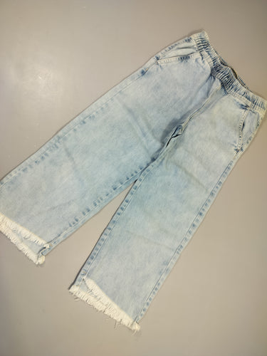 Pantalon denim clair, taille élastique. Effet éffiloché sur le dessous . Quelque taches, moins cher chez Petit Kiwi