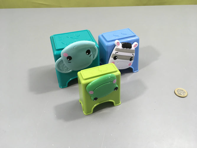 Coffret de jeux fisher price 6m+, seulement pingouin culbuto et cubes à empiler, manque hochet, moins cher chez Petit Kiwi