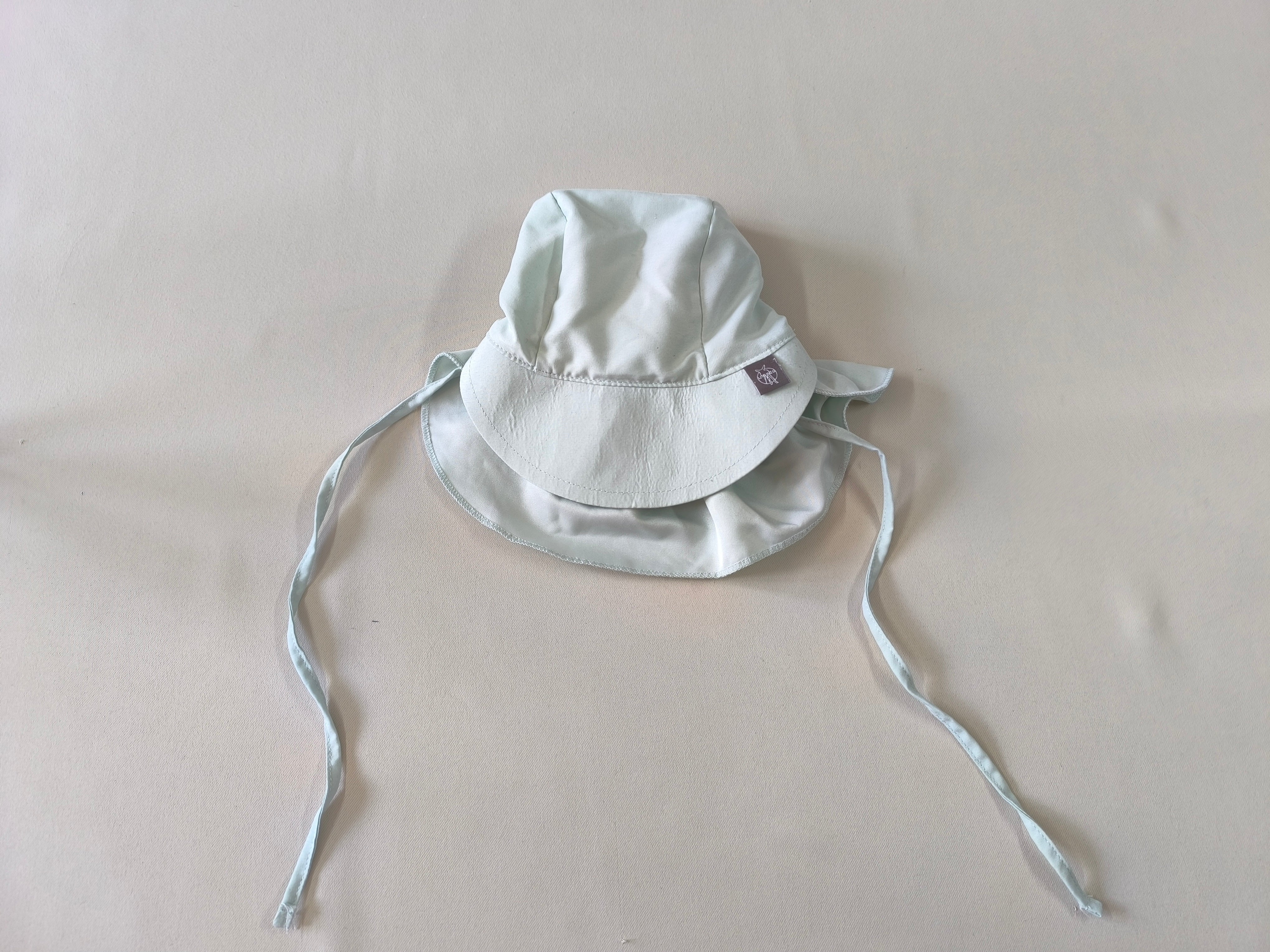 Casquette verte claire avec protaille et chevilles élastiquestion cou, 43-45 cm