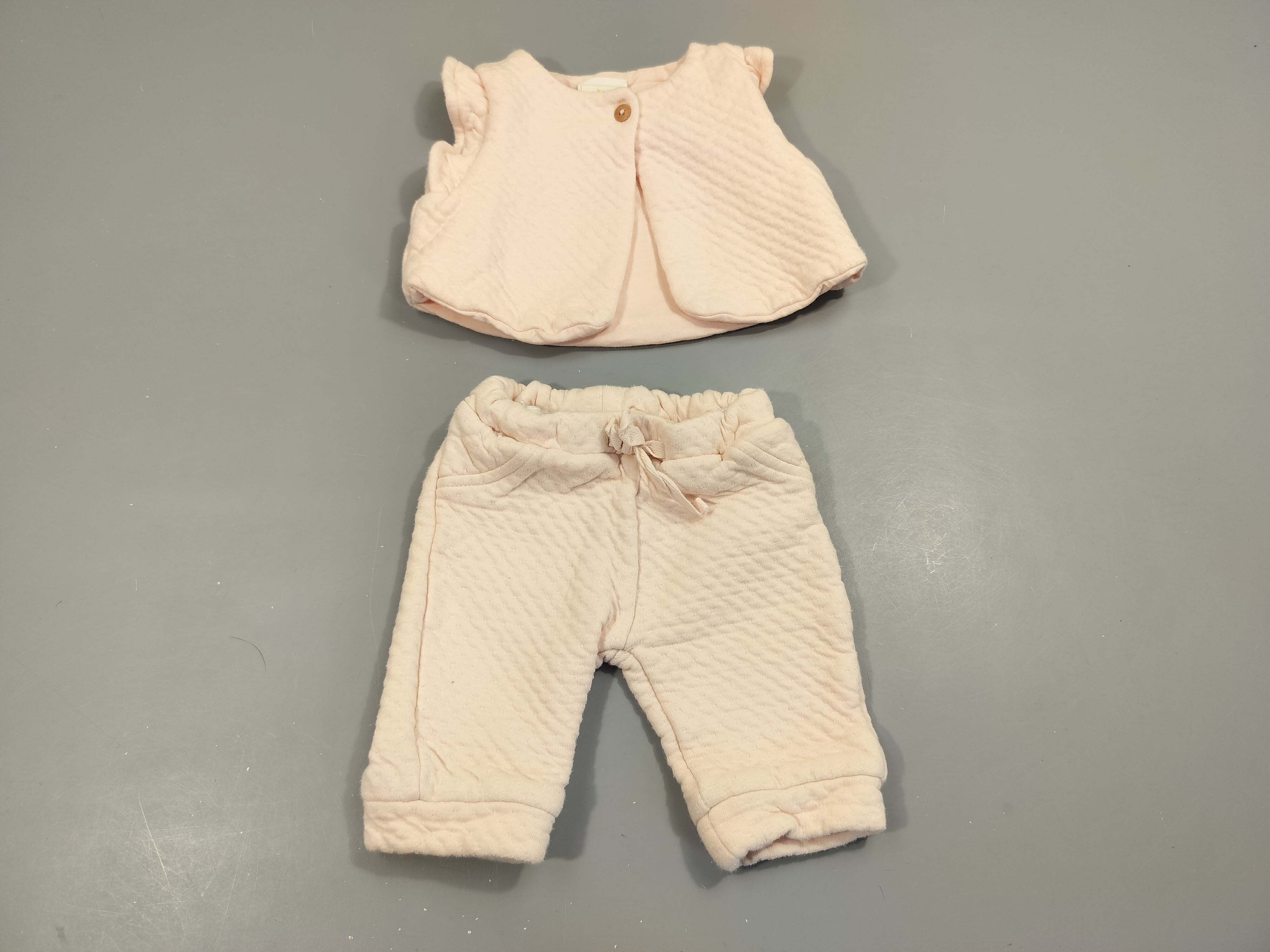 Ensemble  gilet s.m + Pantalon rose très clair texturé