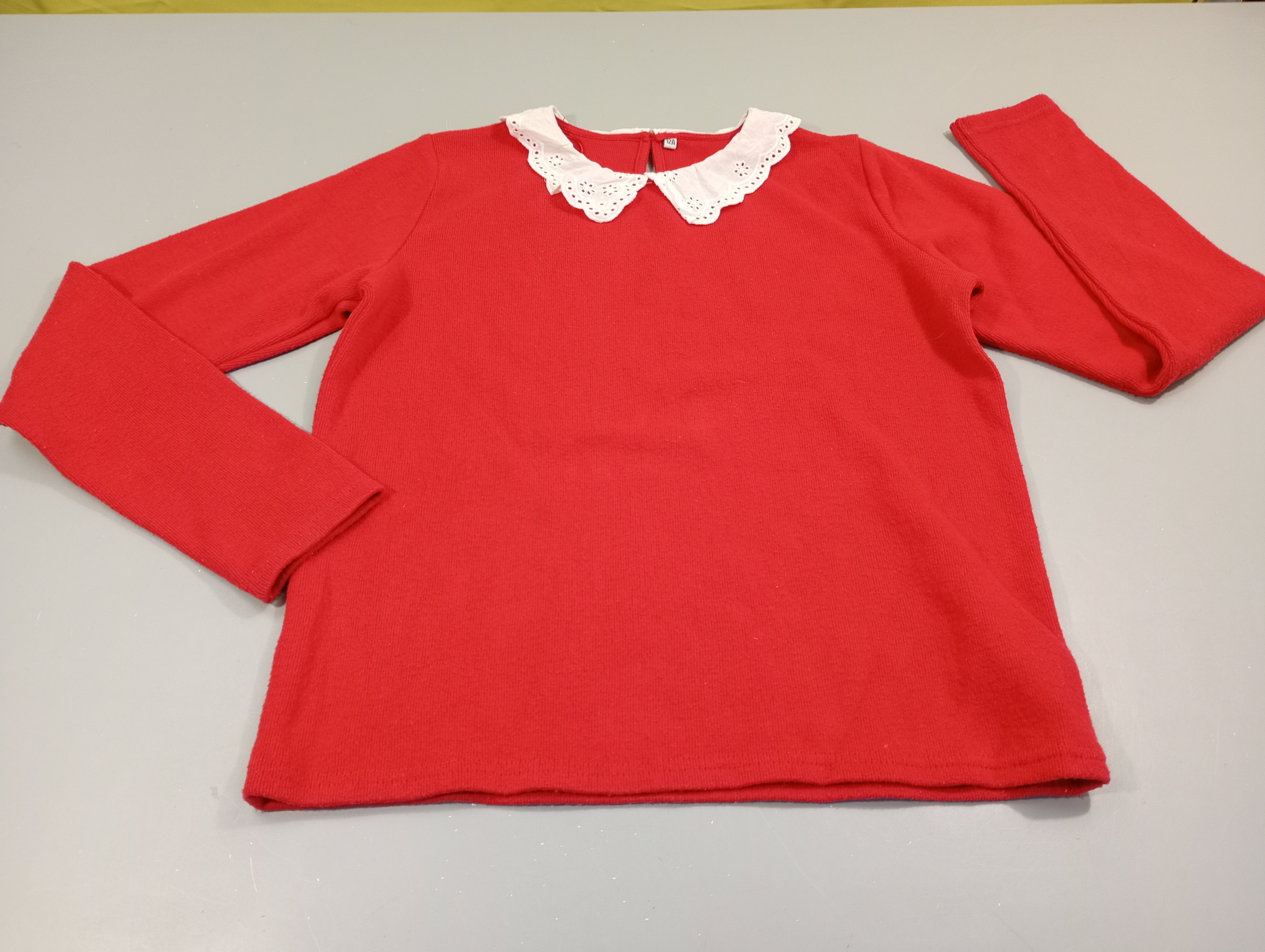 Pull rouge col dentelle blanc ,légèrement bouloché