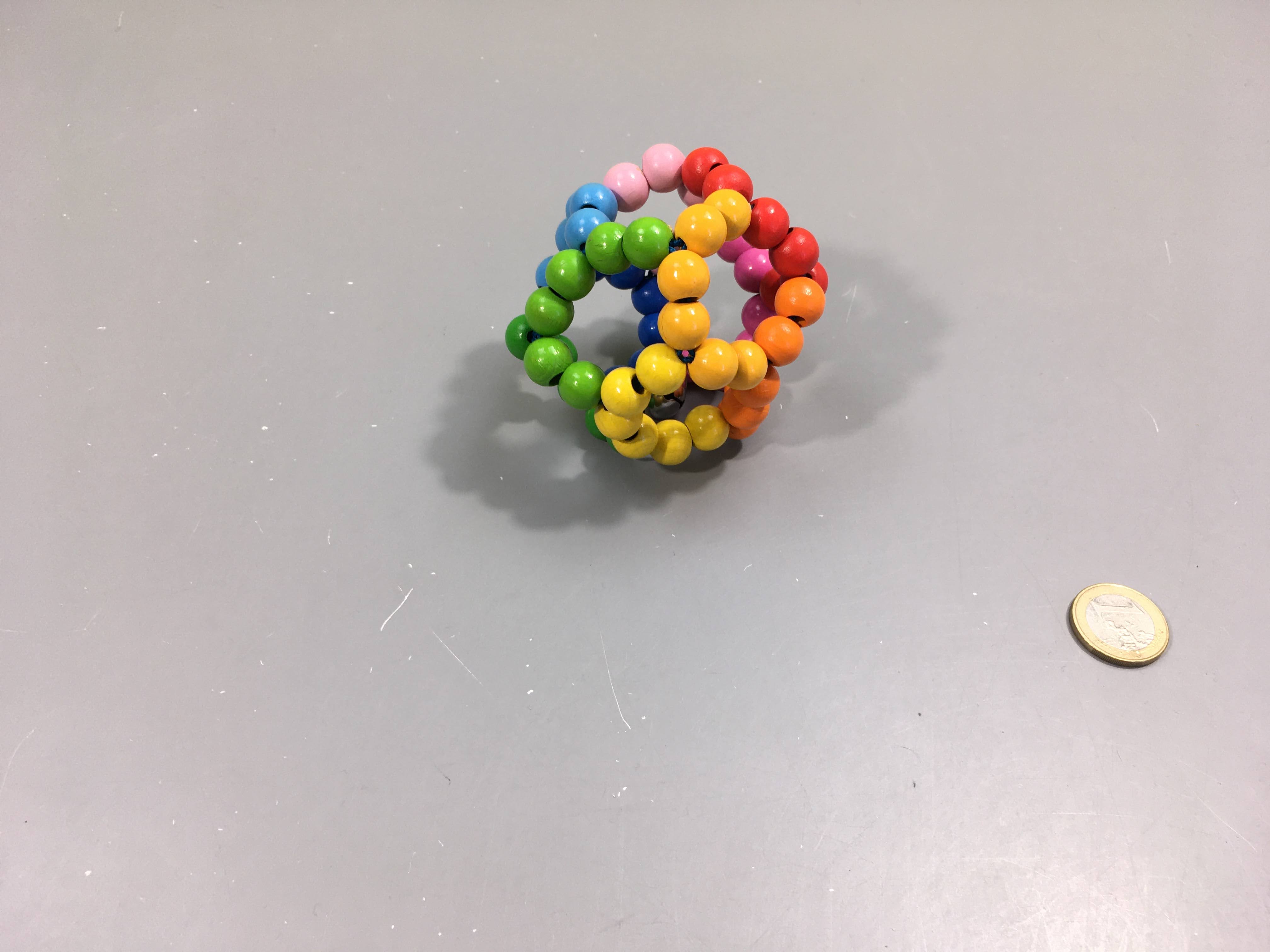 Hochet en perles bois multicolores grelot