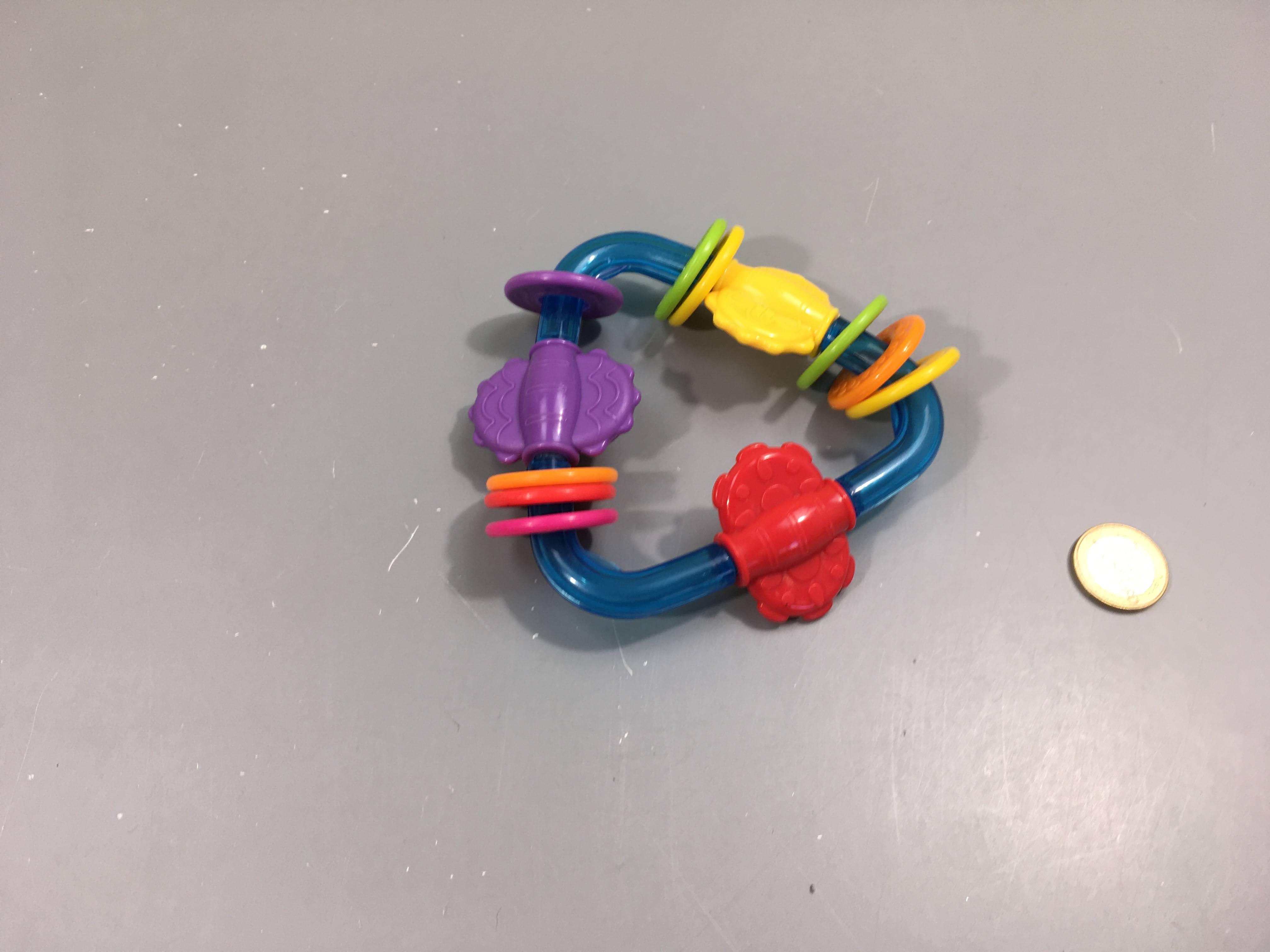 Hochet triangle plastique multicolore