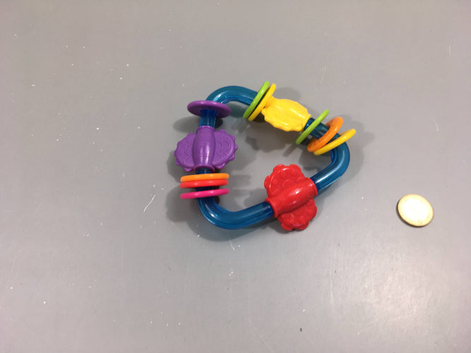 Hochet triangle plastique multicolore, moins cher chez Petit Kiwi