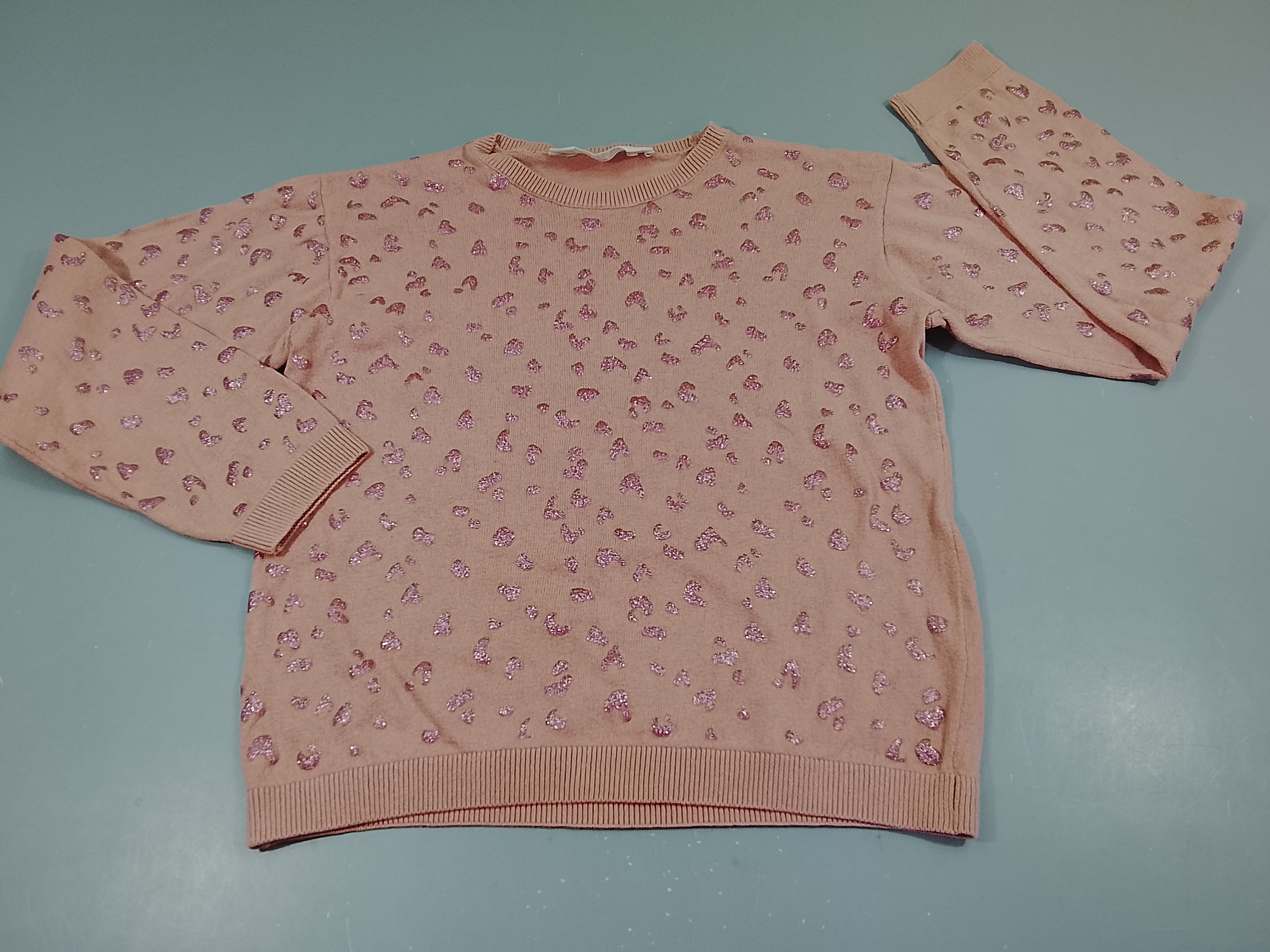 Pull rose, coeurs roses pailletés, très légèrement bouloché