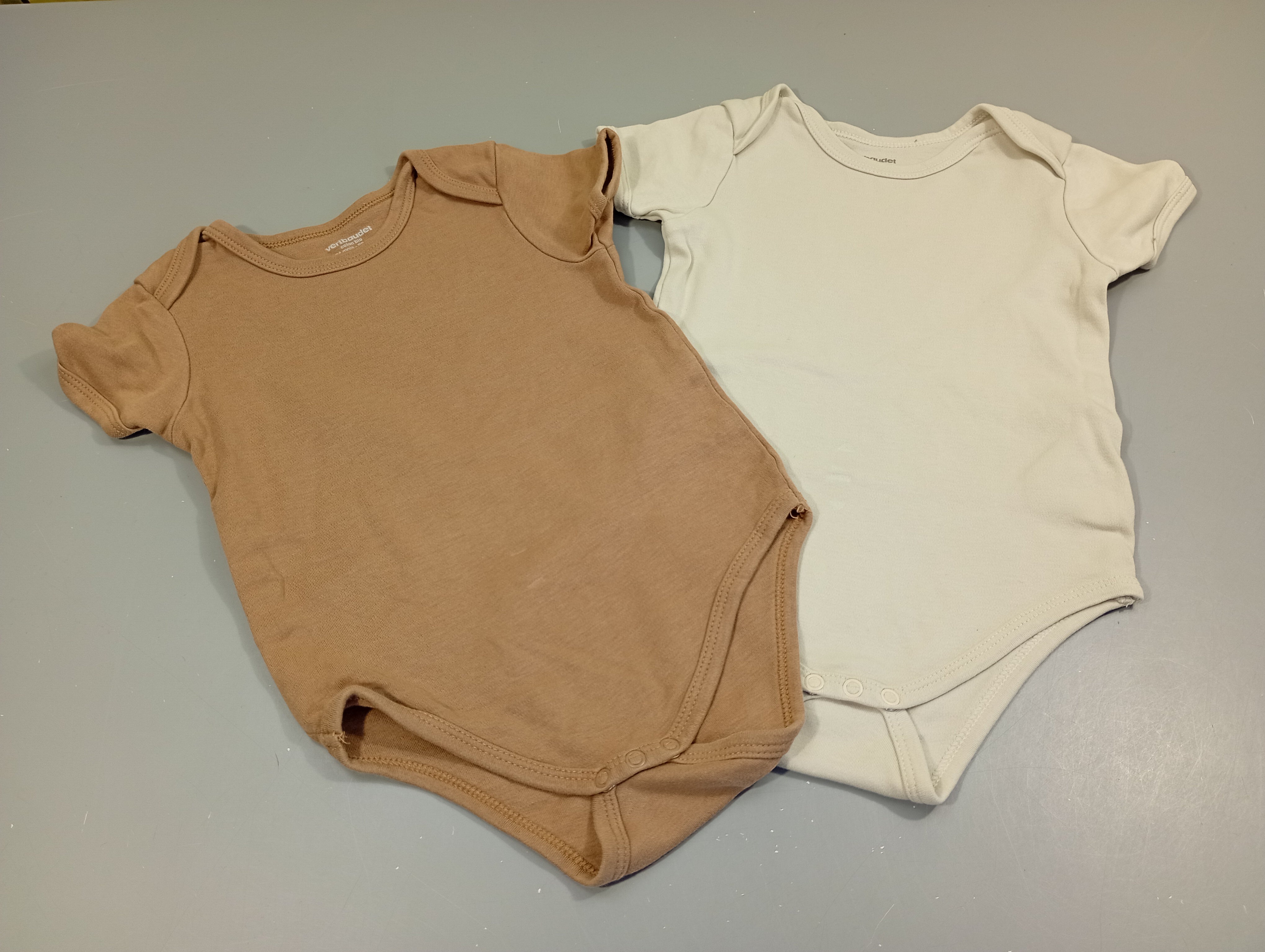Lot de 2 bodies m.c 1 brun/ 1 greige
