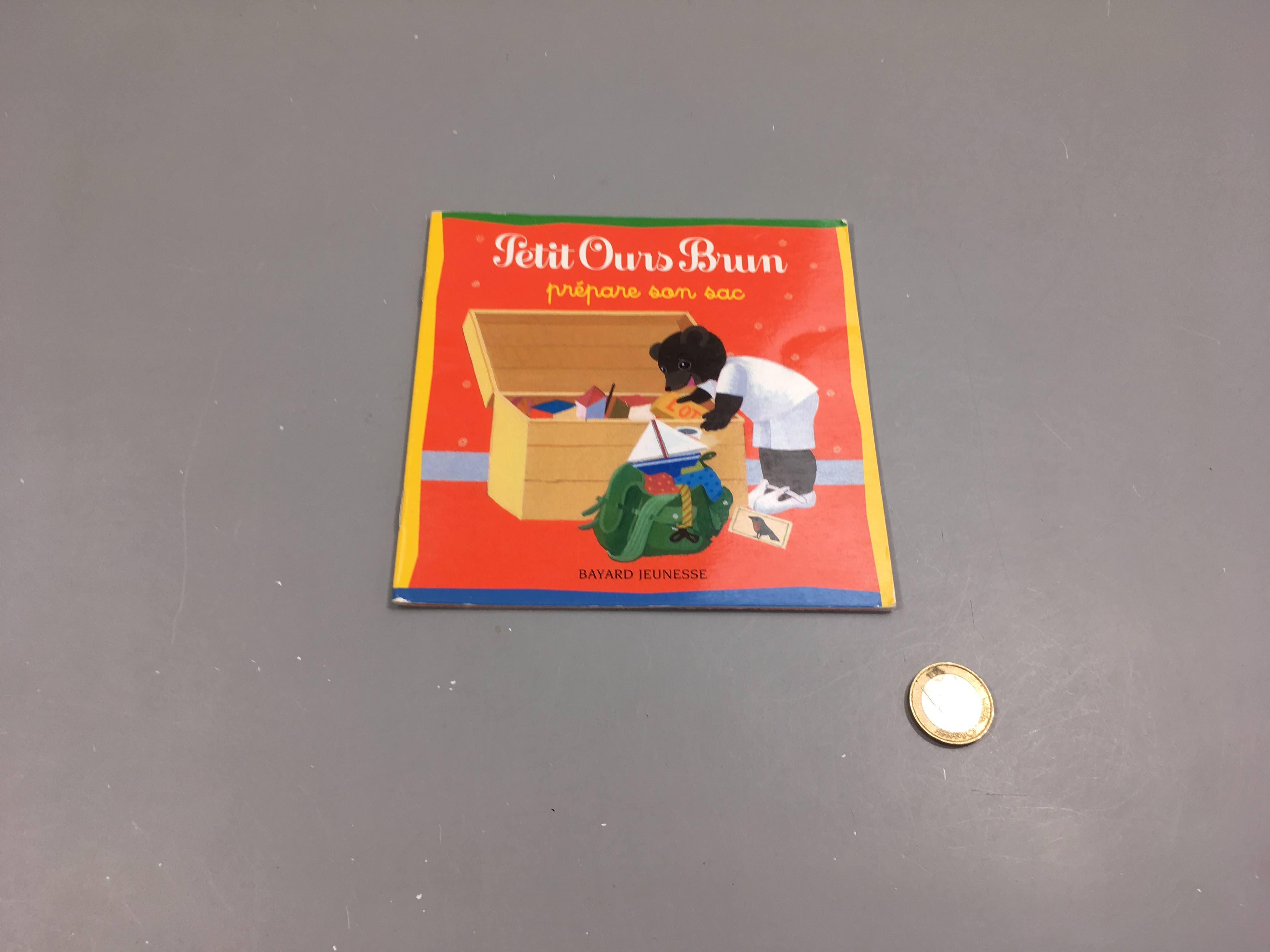 Petit ours brun  prépare son sac