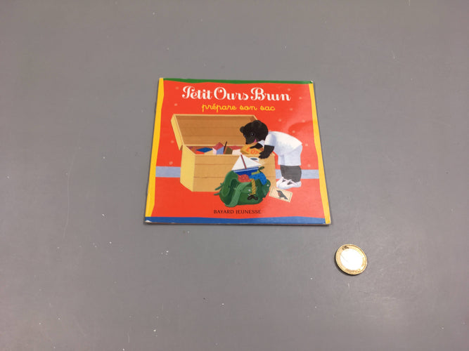 Petit ours brun  prépare son sac, moins cher chez Petit Kiwi