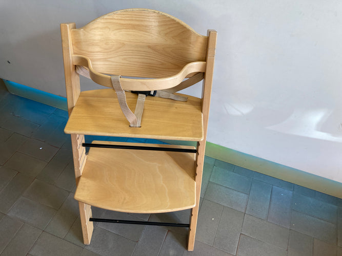 Chaise haute Treppy évolutive en bois, quelques traces d'usures, moins cher chez Petit Kiwi