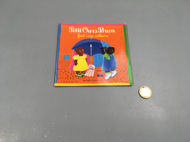 Petit ours brun  fait une cabane, moins cher chez Petit Kiwi