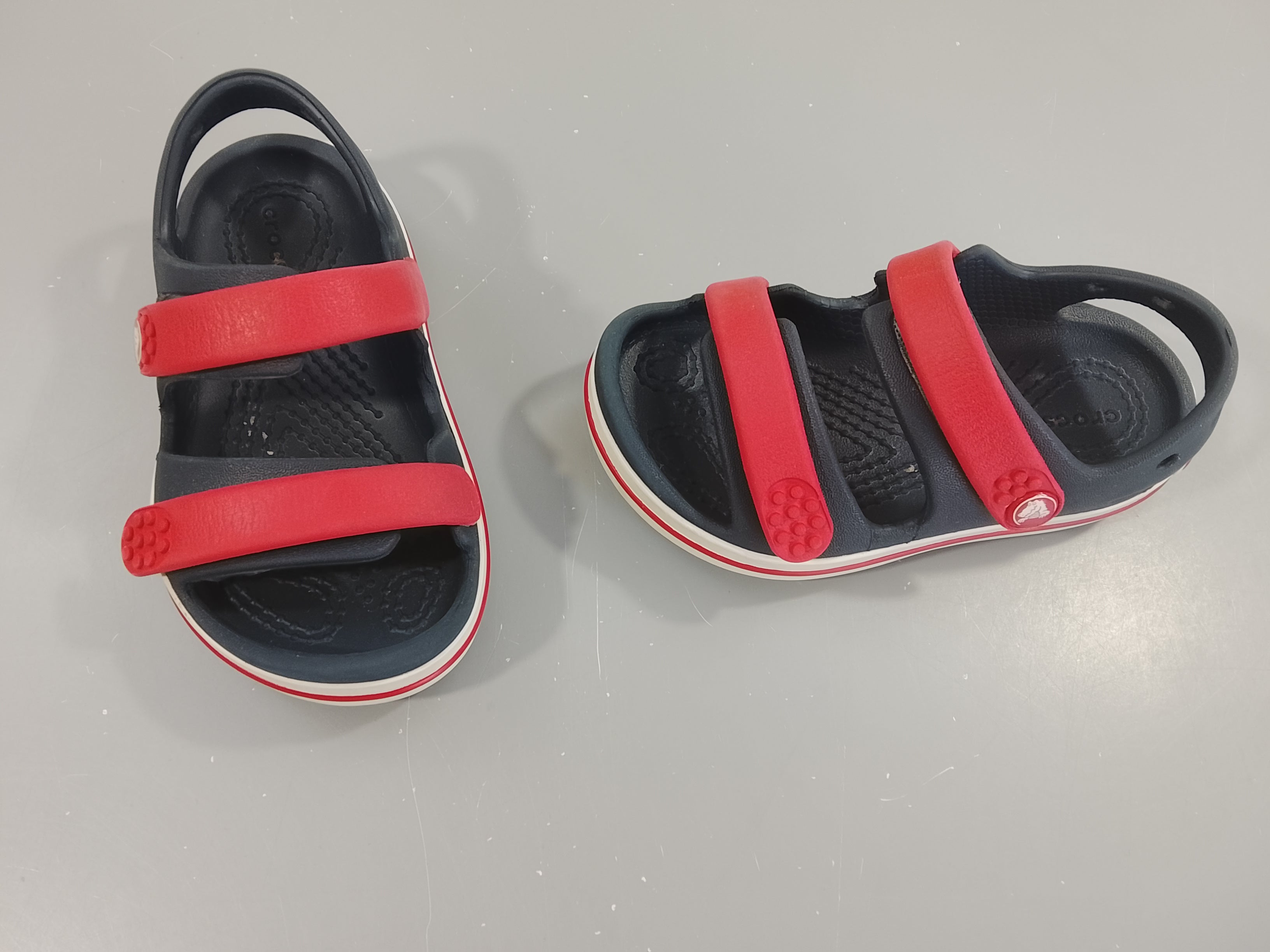 Sandales Crocs bleu marine, rouge C7 (23-24)