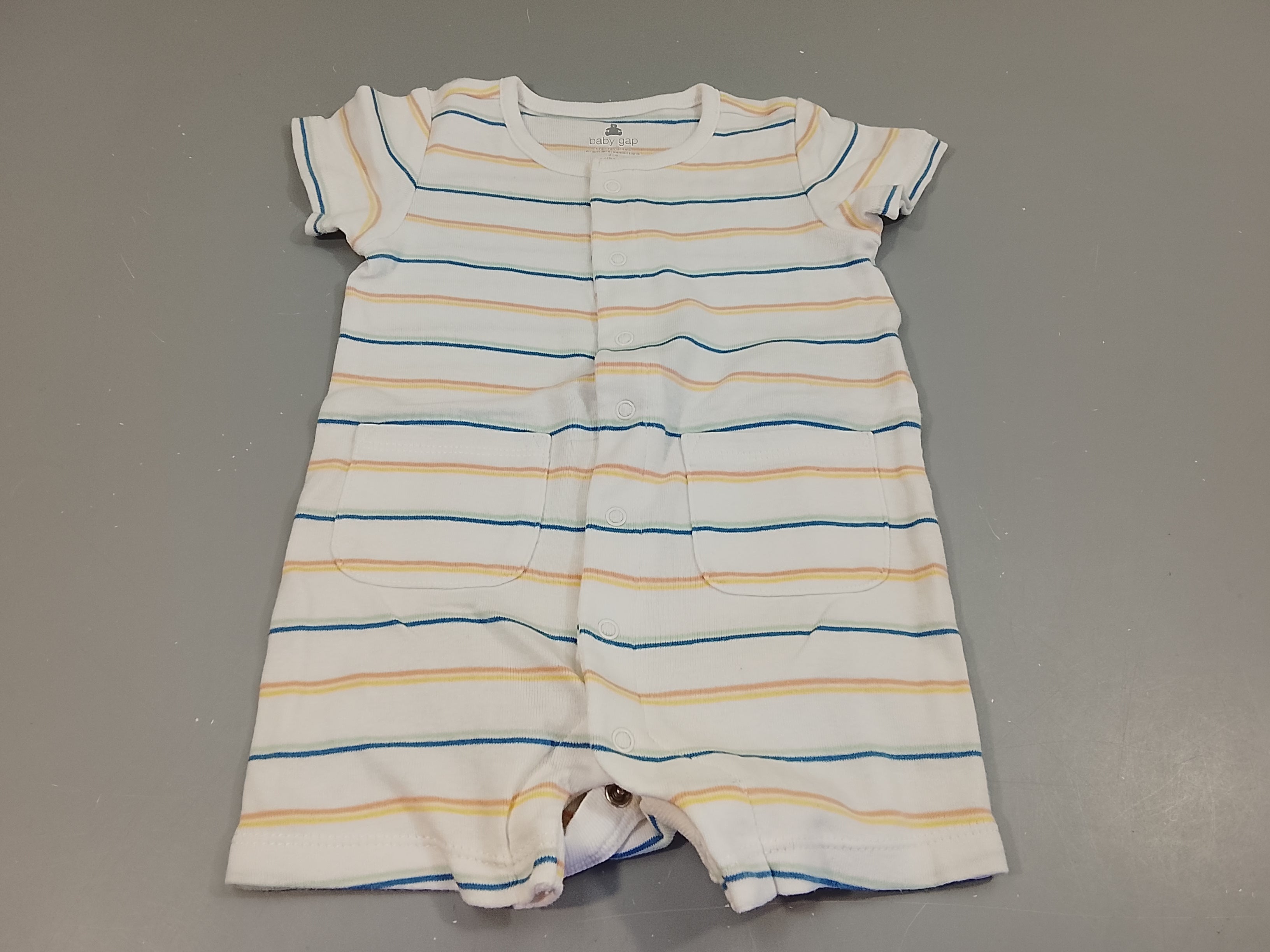 Combishort blanc rayé multicolre, col très légèrement jauni