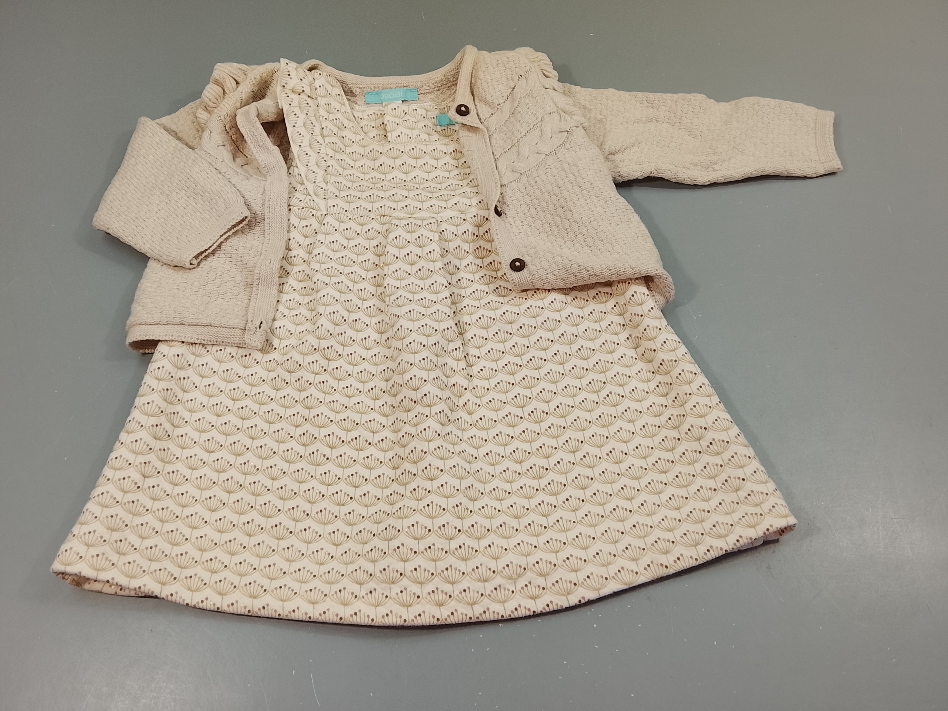 Ensemble robe m.c écru  motifs fleuri + gilet beige clair torsadé