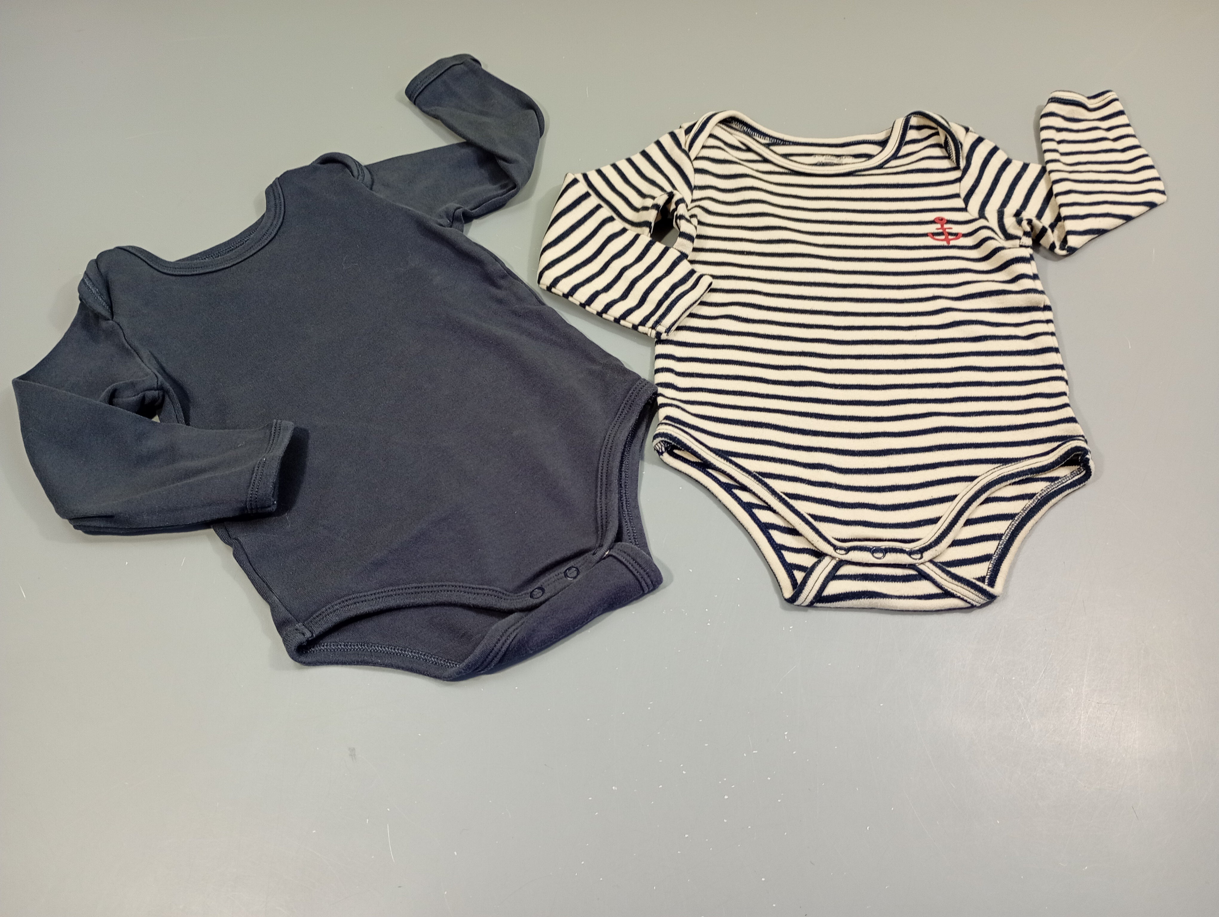 Lot de 2 bodies ml 1 blanc  rayé bleu marine ancre rouge/ 1 bleu marine