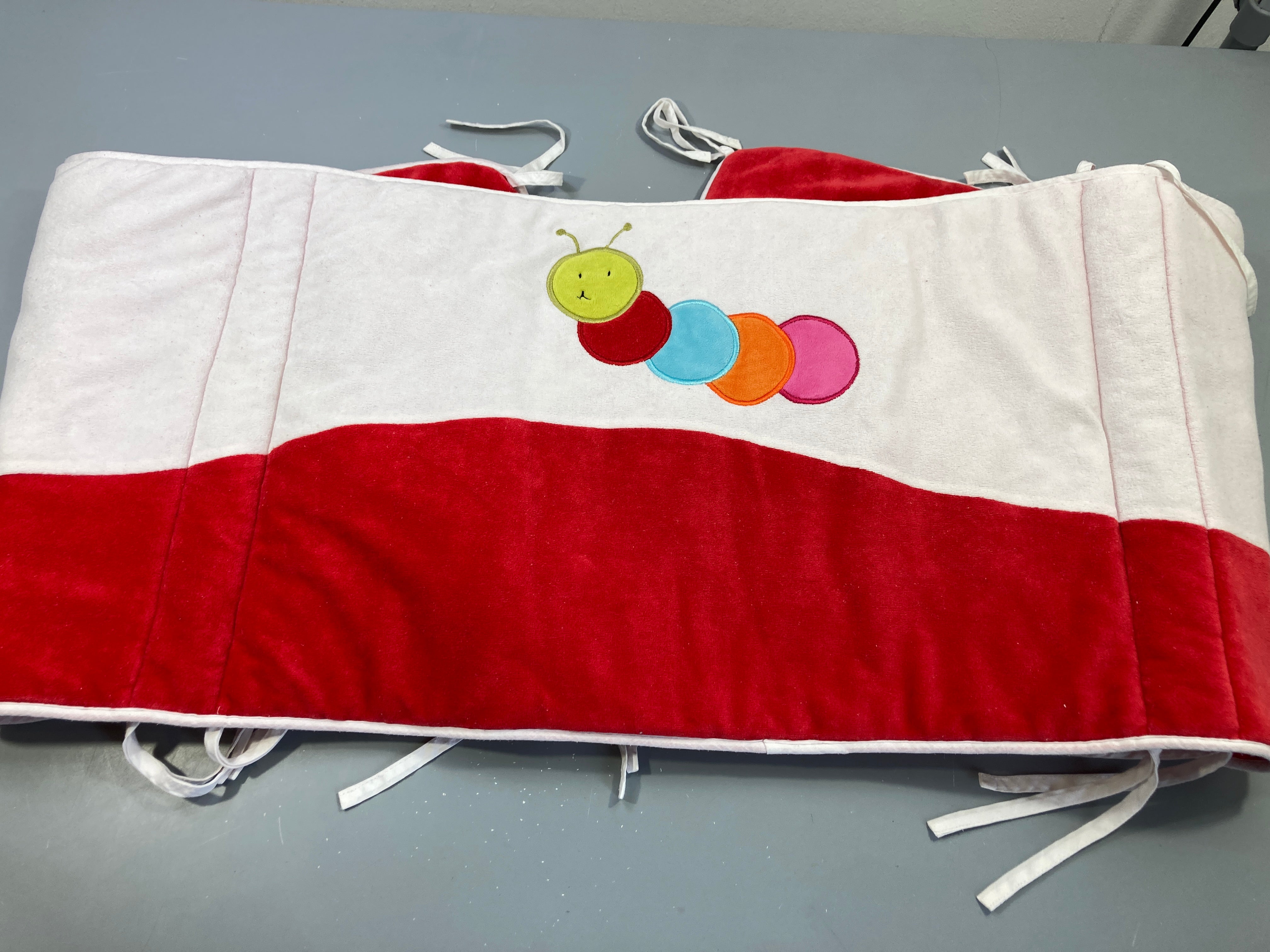 Tour de lit bébé, rouge et blanc , chenille 