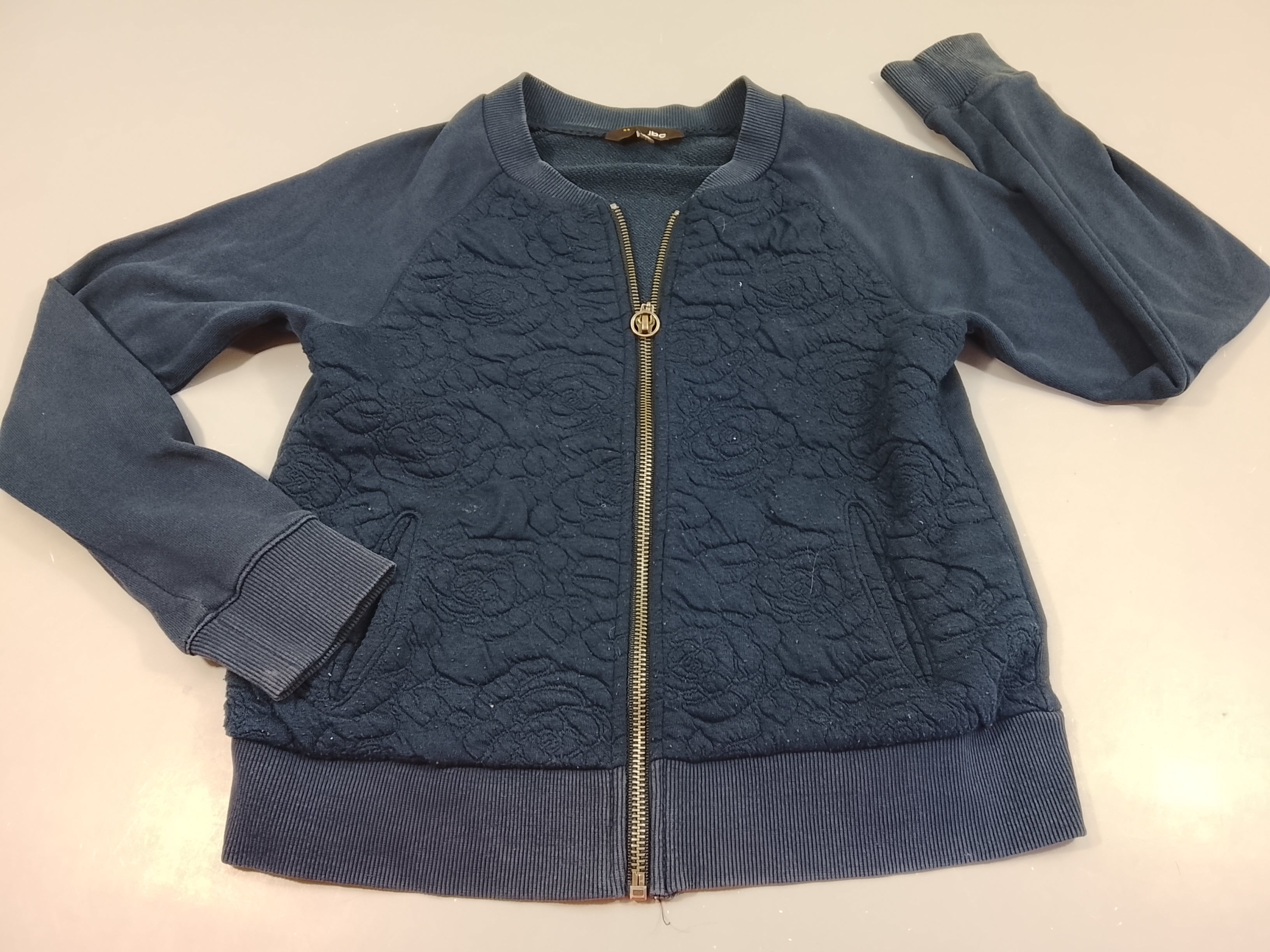 Gilet zippé bleu marine  texturé, très légèrement bouloché