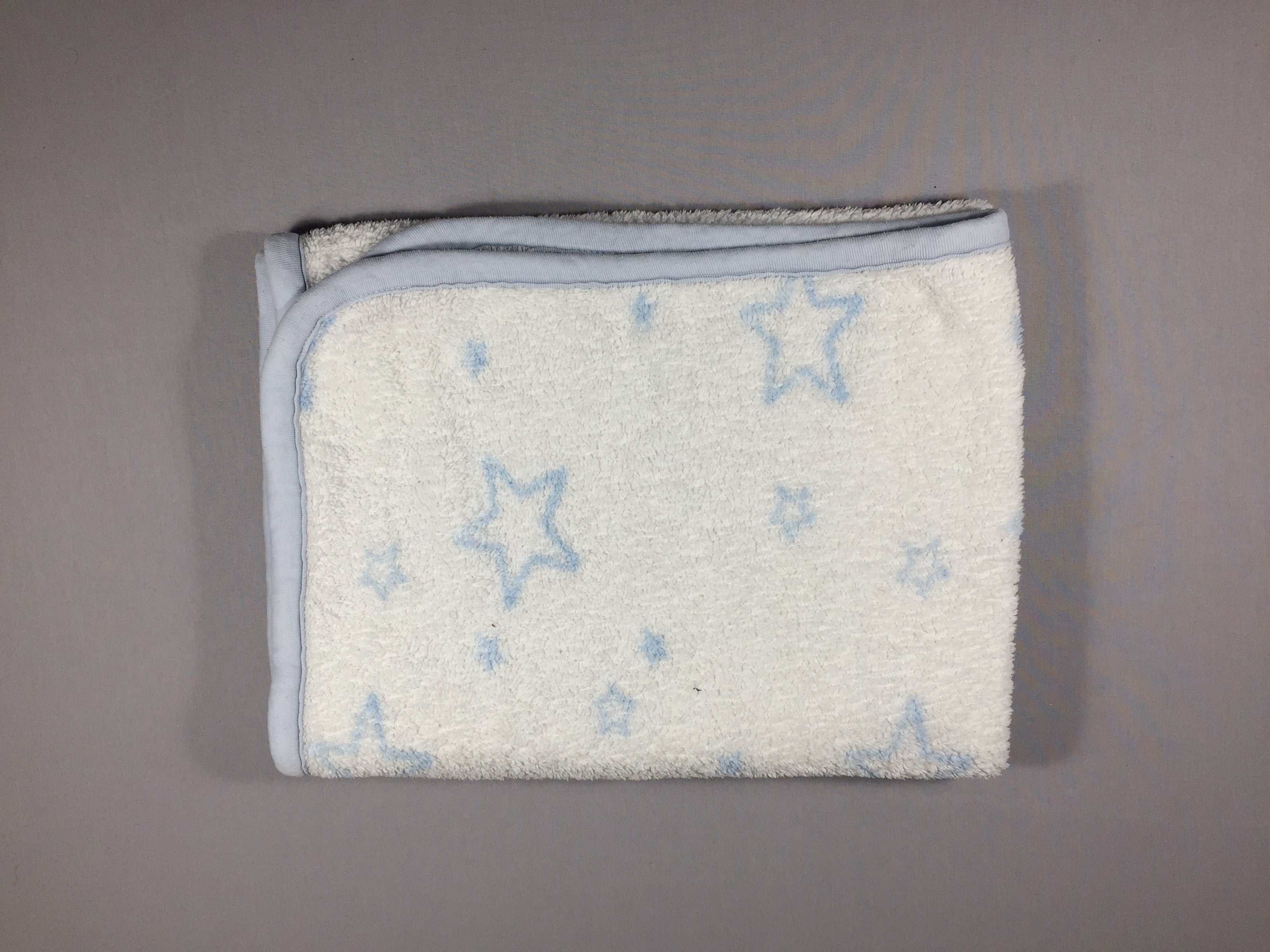 Couverture blanche en pilou  - étoiles bleu clair