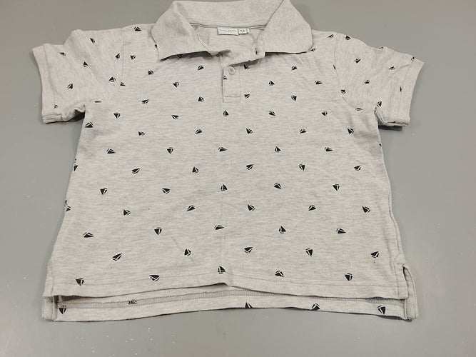 Polo m.c gris clair chiné motifs voiliers bleu marine, moins cher chez Petit Kiwi
