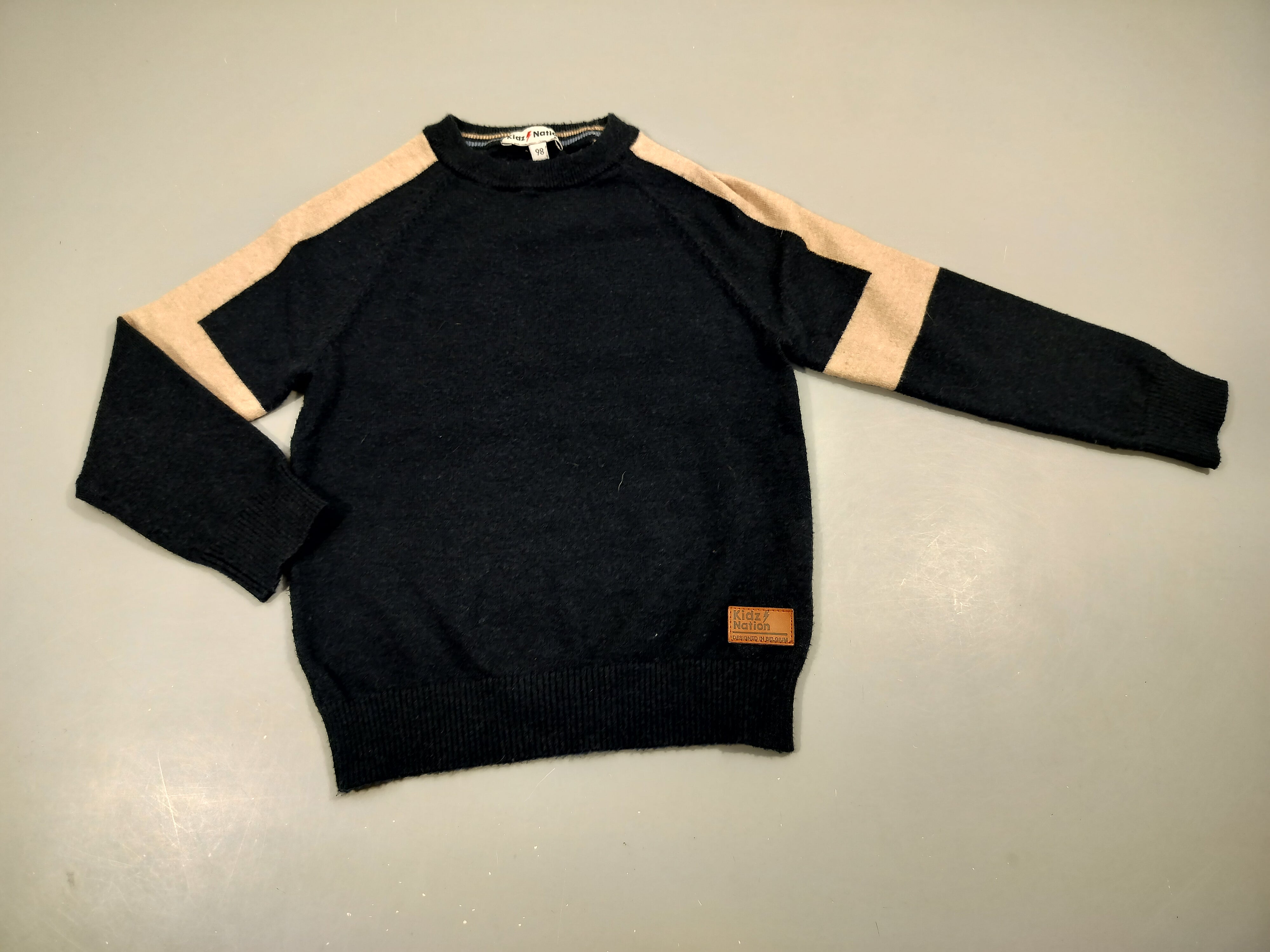 Pull bleu marine, beige , un peu bouloché