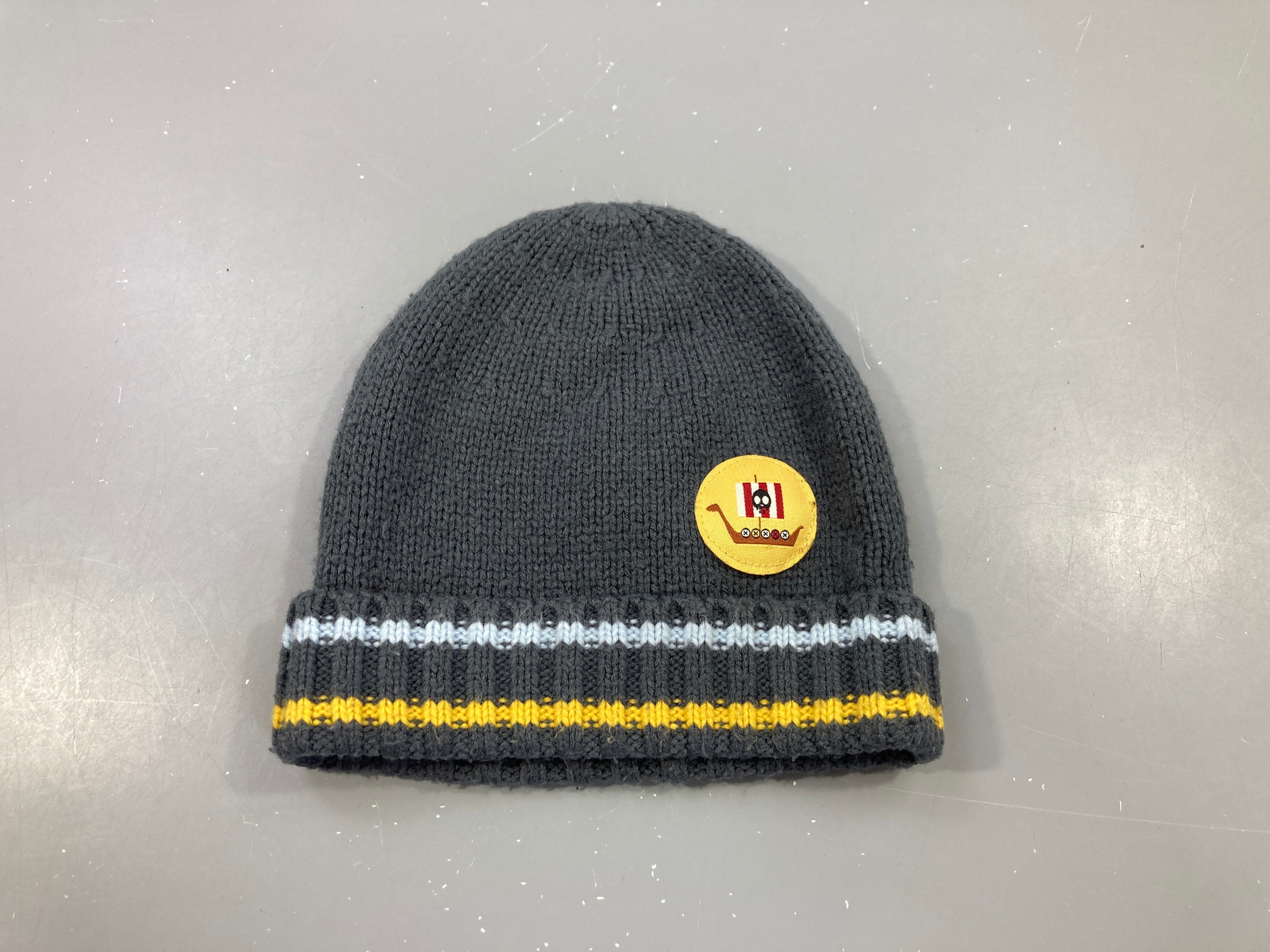 Bonnet gris lignes bleu et jaune, écusson bâteau pirate T3