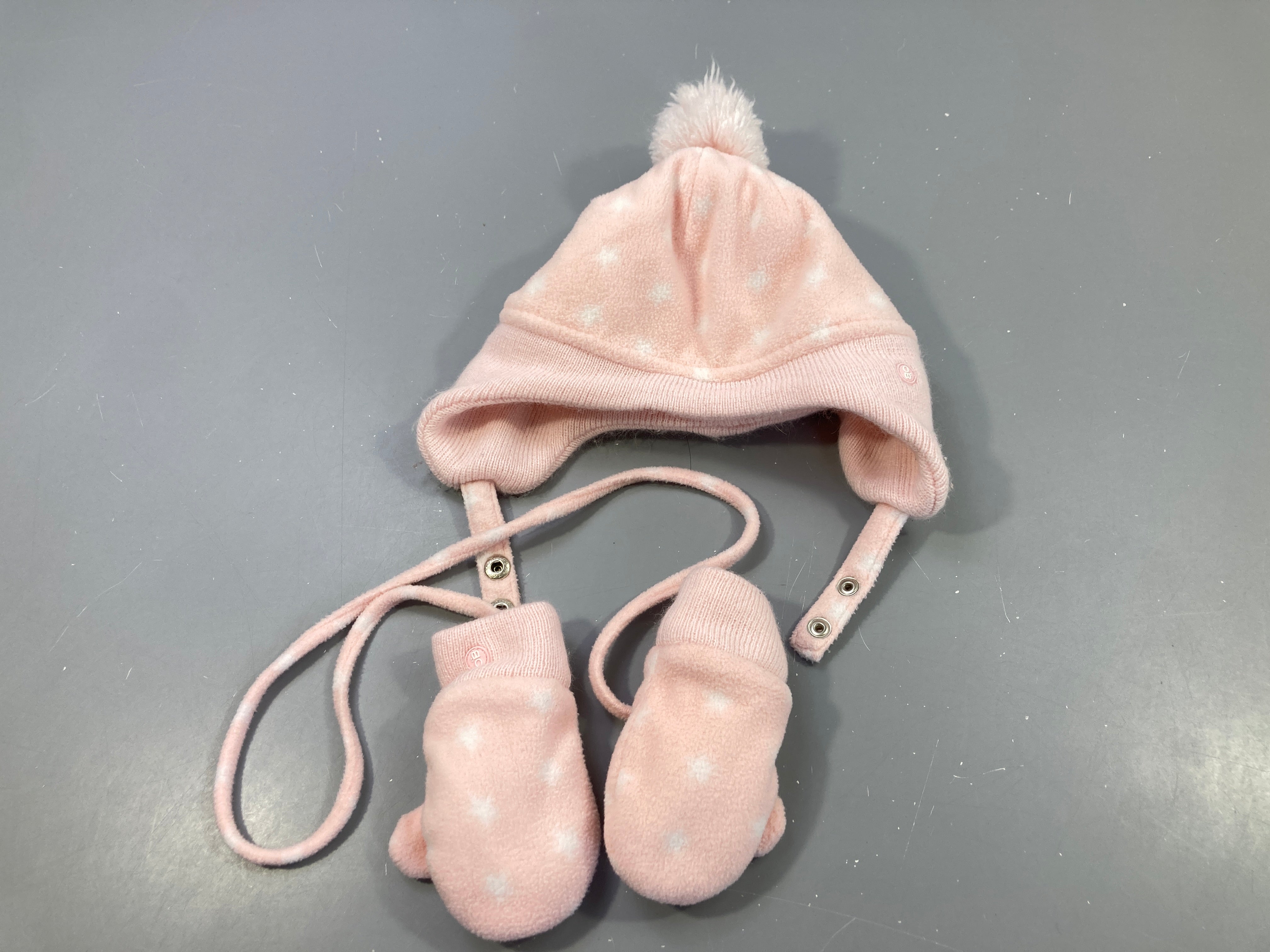Ensemble bonnet et moufles en velours rose étoiles blanches , intérieur moutonné