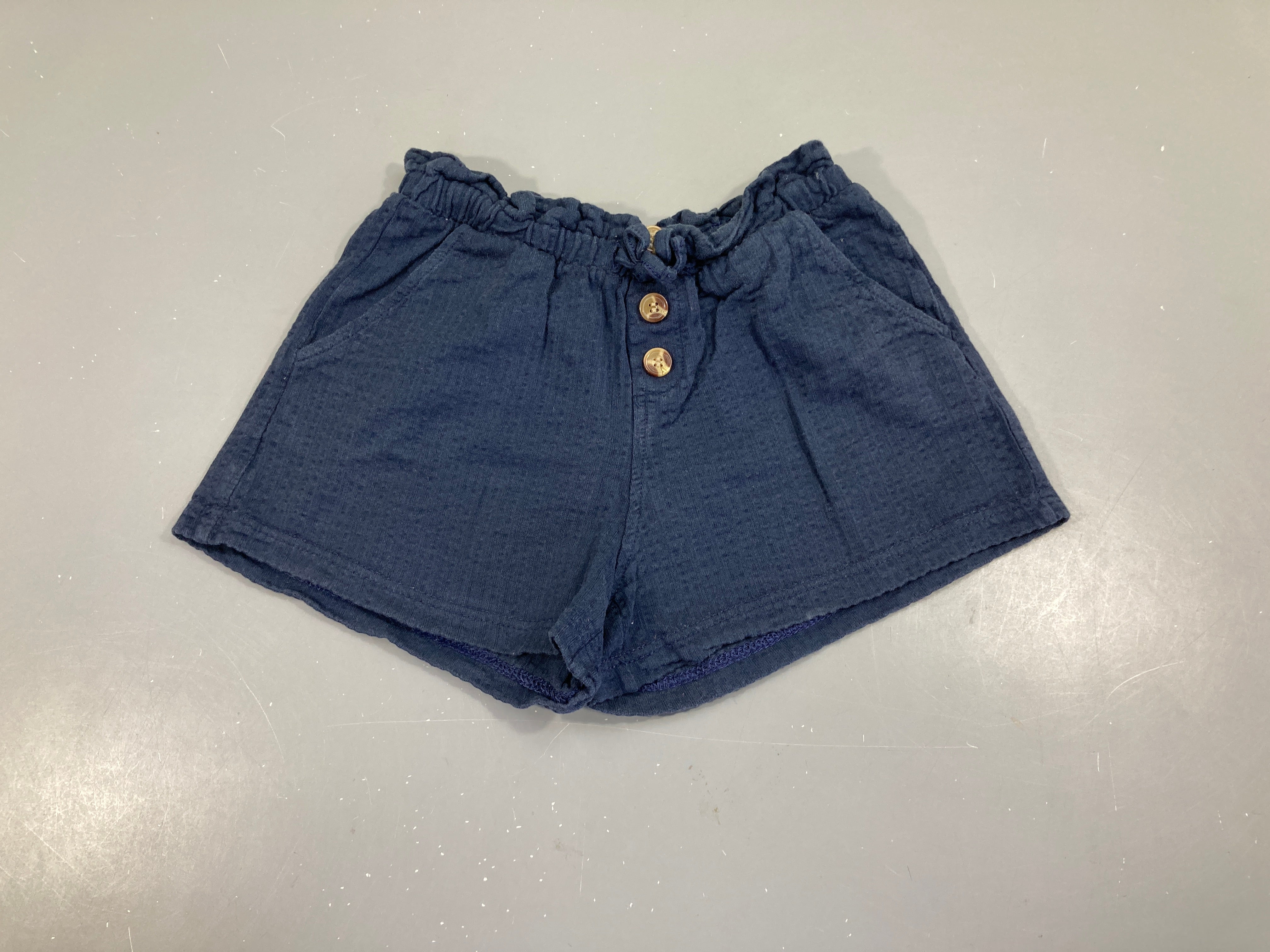 Short bleu foncé texturé