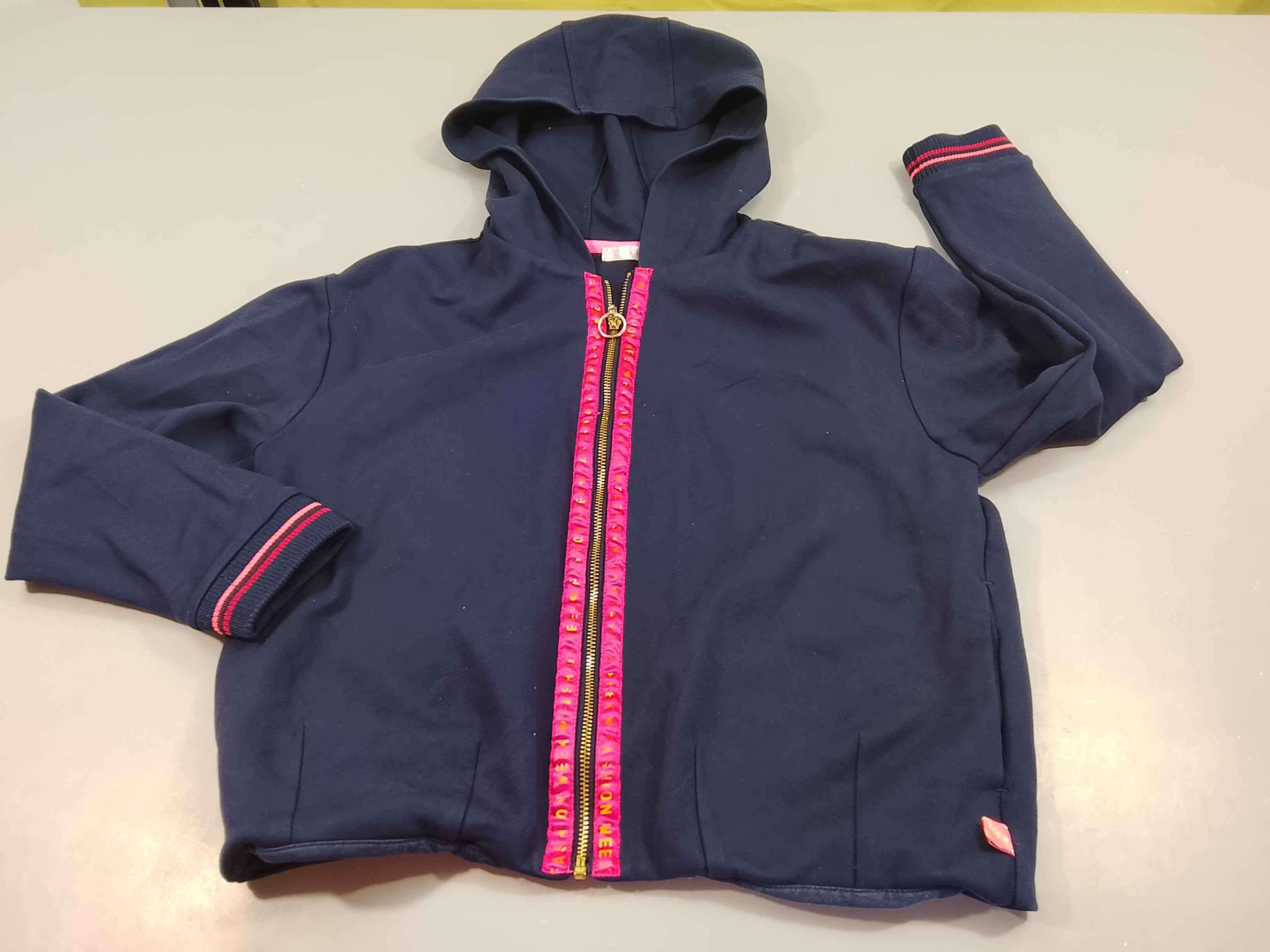 Gilet zippé à capuche bleu marine , fermeture zippée rose et doré